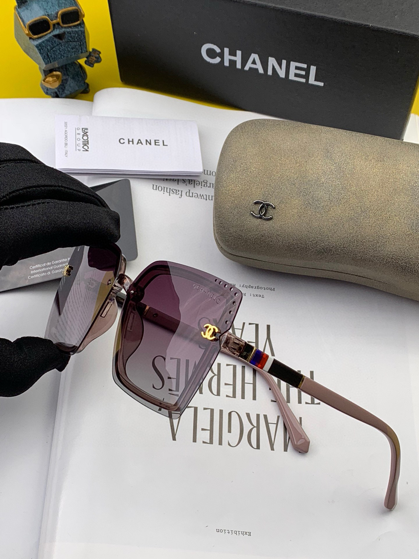  新品CHANEL香奈儿.太阳镜以独特魅力和前卫风格诠释春夏最新眼镜，以方框设计两边经典小香logo做点