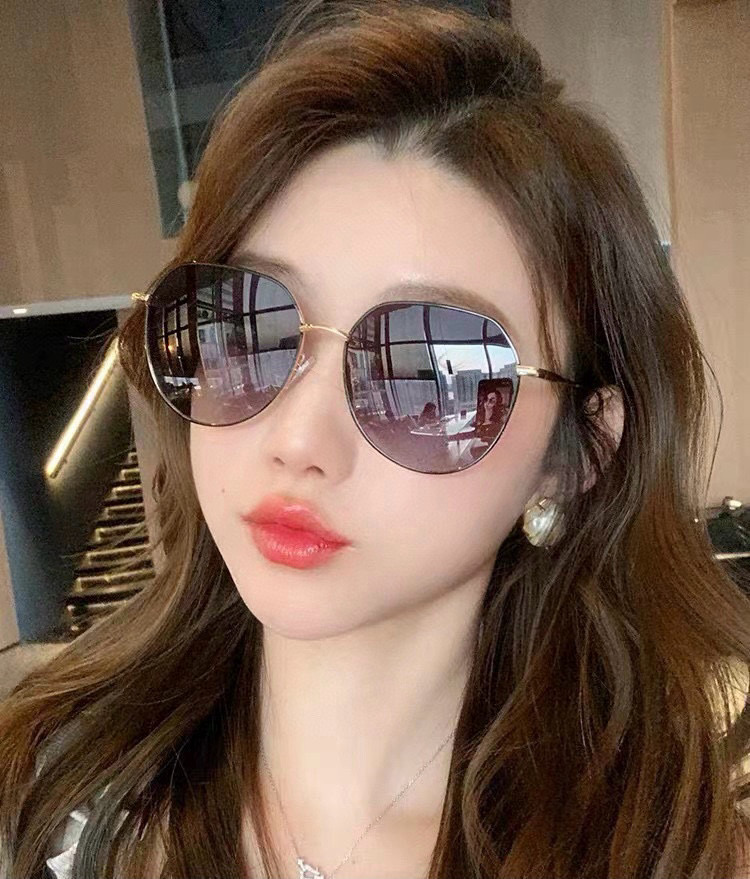 【CHANEL】香奈儿 潮流爆款 时尚大框太阳镜 佩戴舒适 网红潮款墨镜  ♥️♥️型号：CH0798