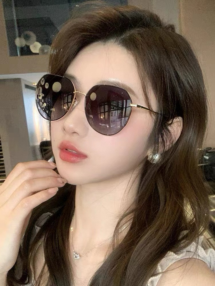 【CHANEL】香奈儿 潮流爆款 时尚大框太阳镜 佩戴舒适 网红潮款墨镜  ♥️♥️型号：CH0798