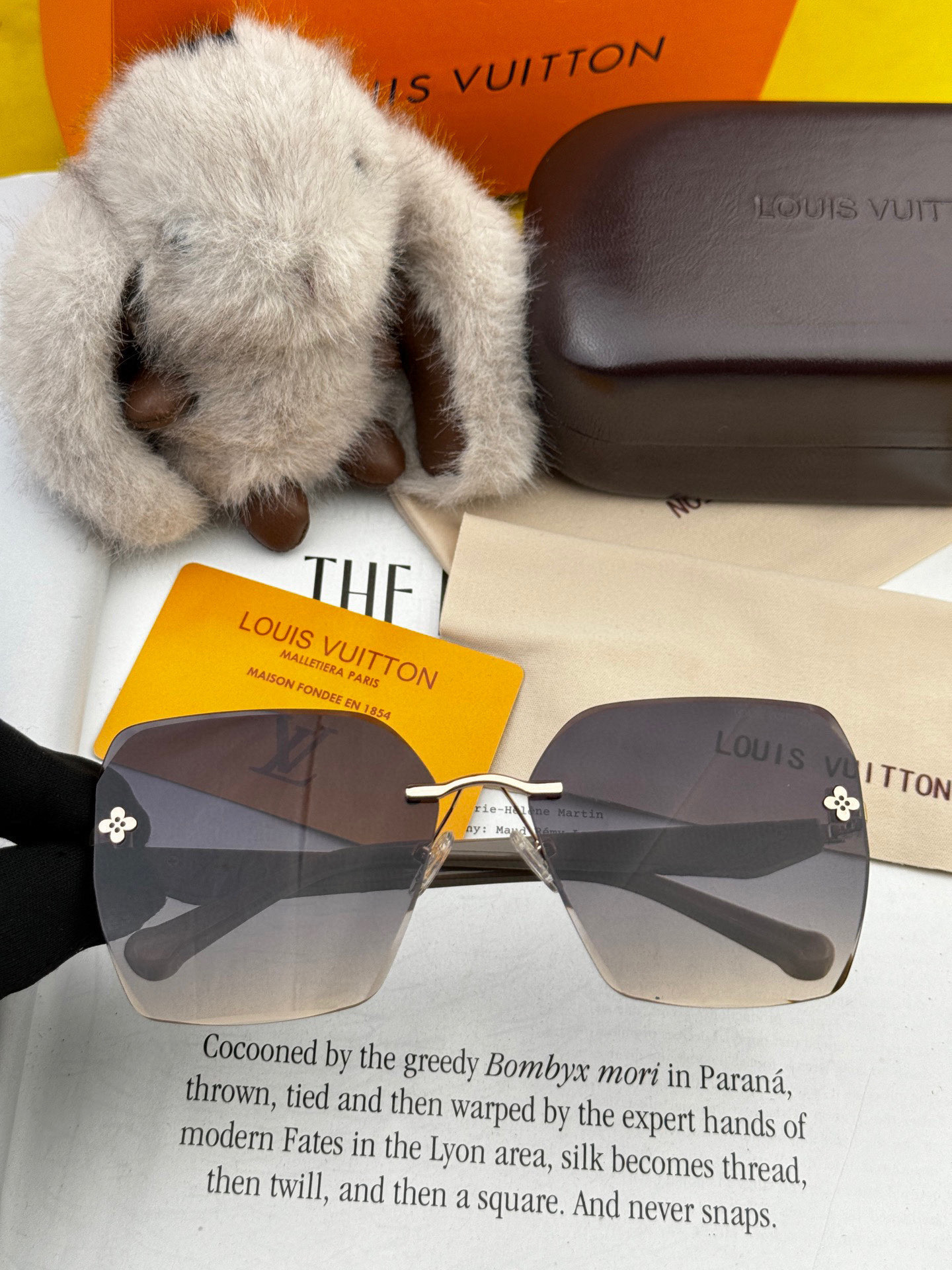 【尼龙系列】lv大框太阳镜墨镜经典的方框设计，不挑脸型，无论搭配大衣还是连衣裙都非常显气质尼龙镜片预防紫