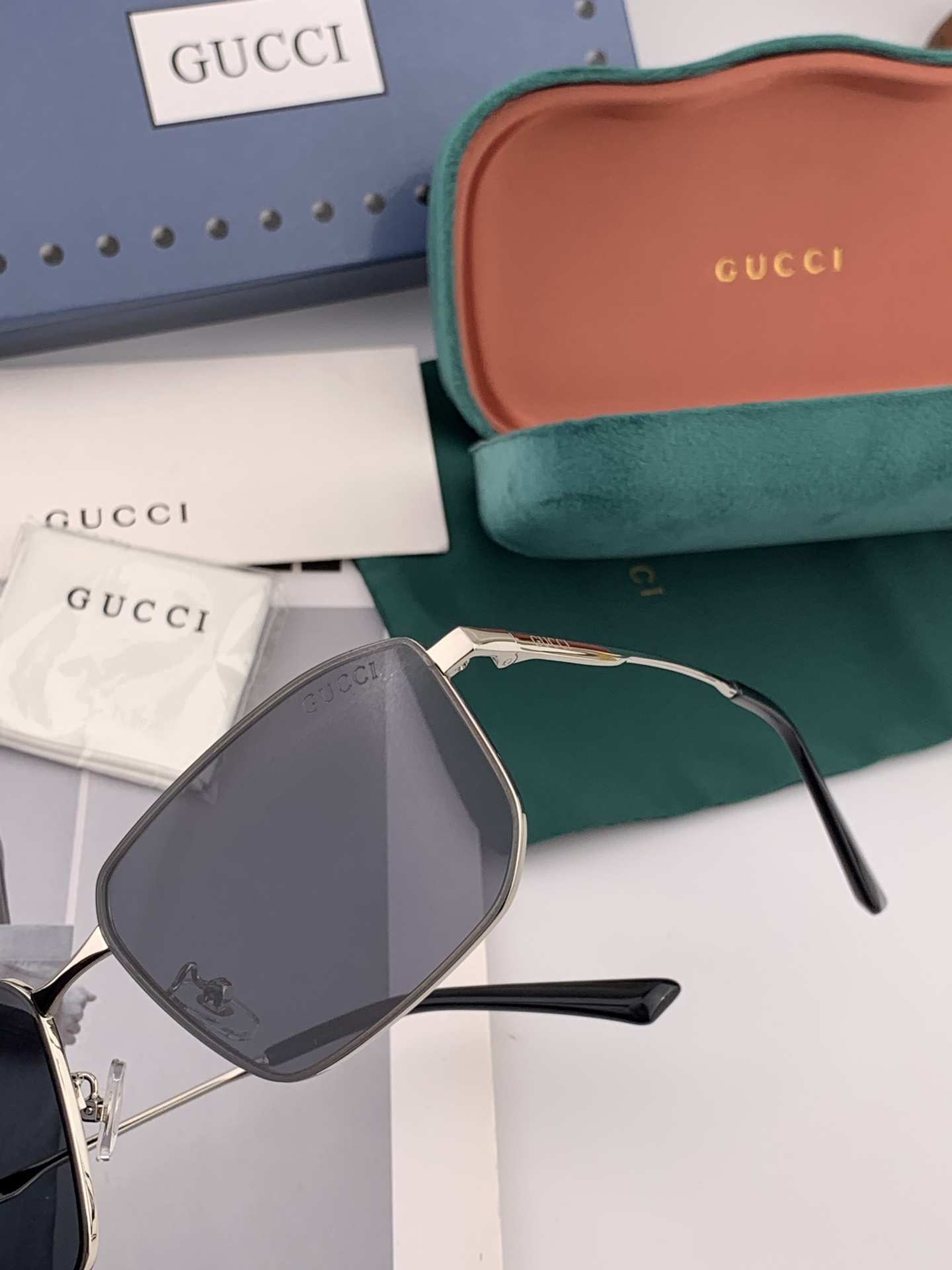         GUCCI 男款炫彩飞行员偏光太阳镜 ❤️材质：高清尼龙加厚卡槽高清偏光镜片 🌹无边框镜