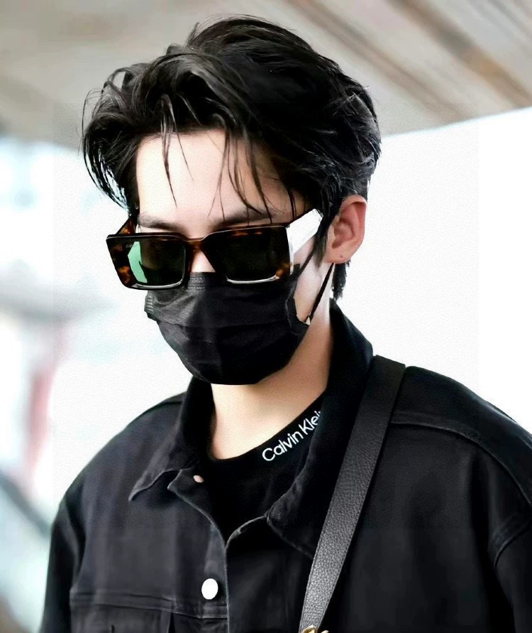  连体镜GUCCI2025开春新款一体镜 大框太阳镜男女同款 😎 
爆款大框尼龙太阳镜 超逼格超酷 
镜