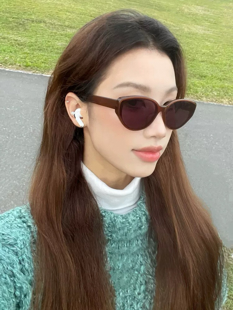   巴黎世家2025开春新款一体镜 小框太阳镜男女同款 😎 
爆款大框尼龙太阳镜 超逼格超酷 
镜腿品牌