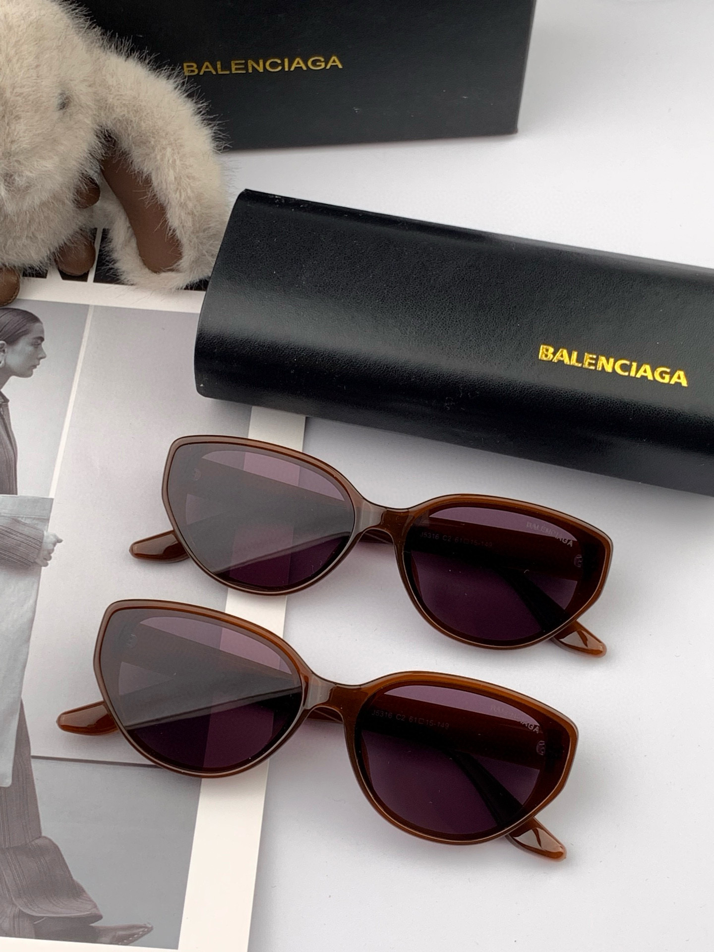   巴黎世家2025开春新款一体镜 小框太阳镜男女同款 😎 
爆款大框尼龙太阳镜 超逼格超酷 
镜腿品牌