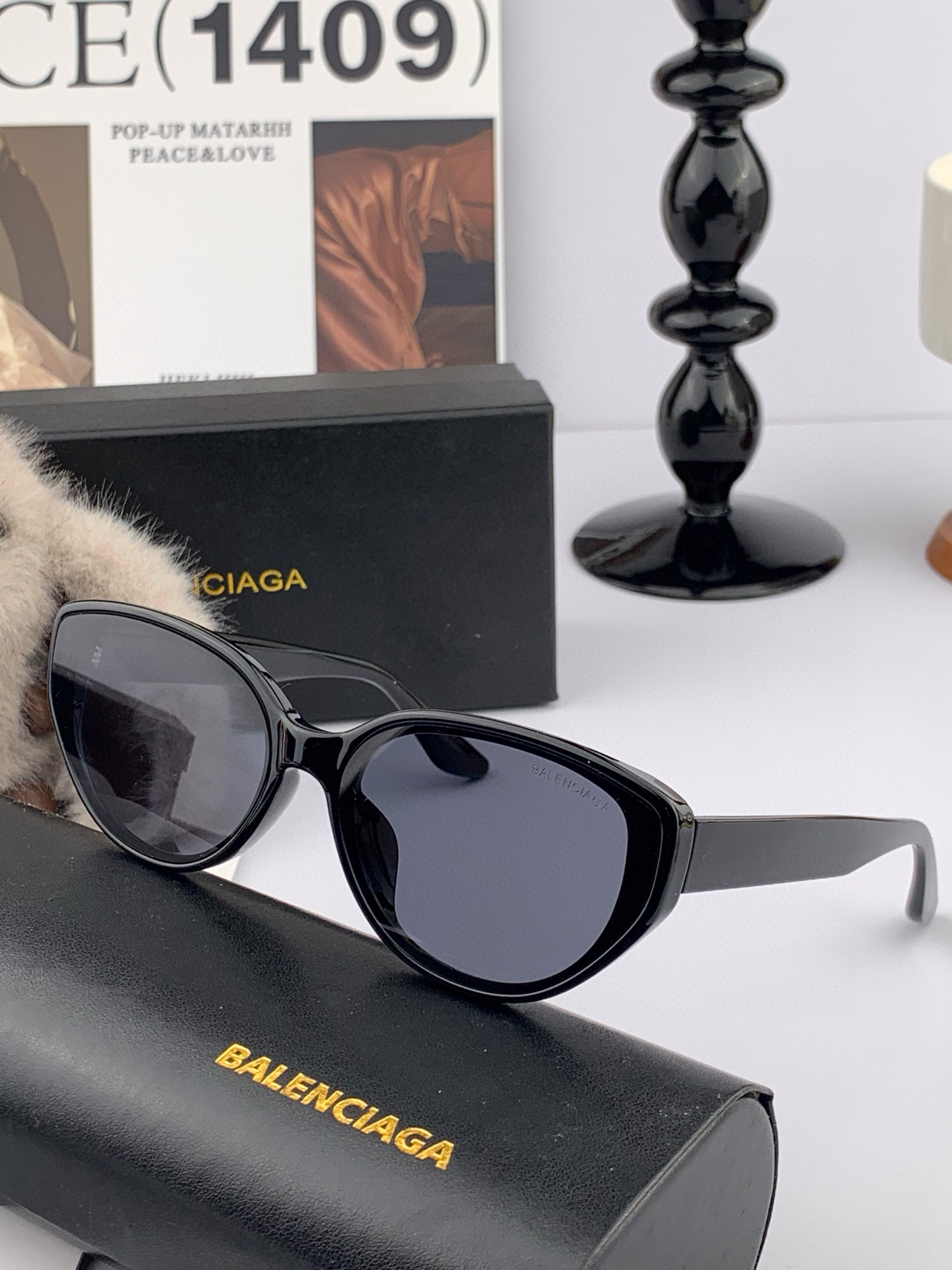   巴黎世家2025开春新款一体镜 小框太阳镜男女同款 😎 
爆款大框尼龙太阳镜 超逼格超酷 
镜腿品牌