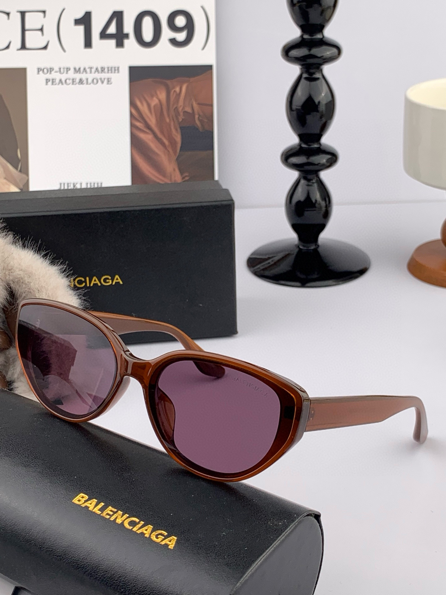   巴黎世家2025开春新款一体镜 小框太阳镜男女同款 😎 
爆款大框尼龙太阳镜 超逼格超酷 
镜腿品牌