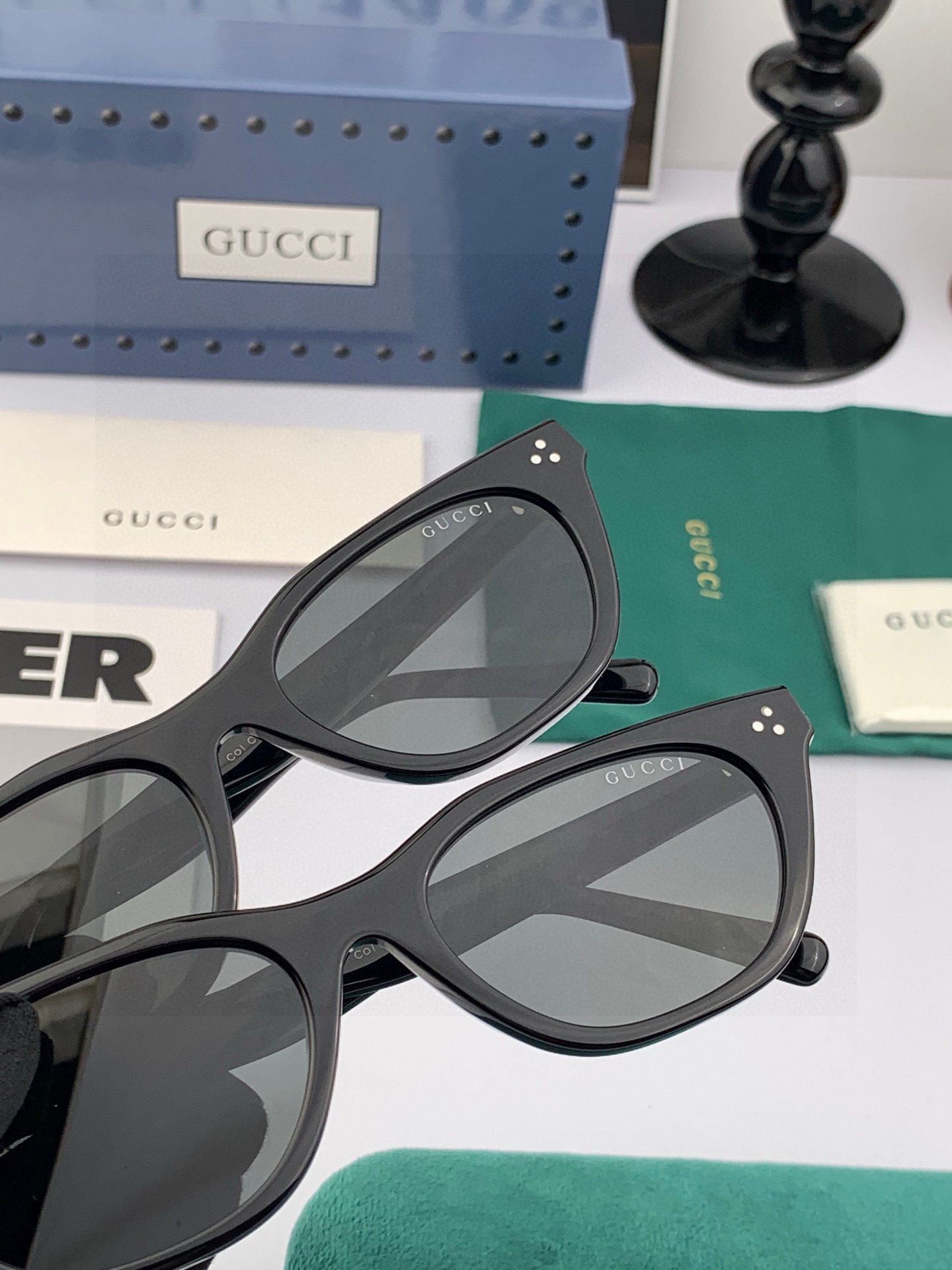  GUCCI2025开春新款一体镜 大框太阳镜男女同款 😎 
爆款大框尼龙太阳镜 超逼格超酷 
镜腿品牌