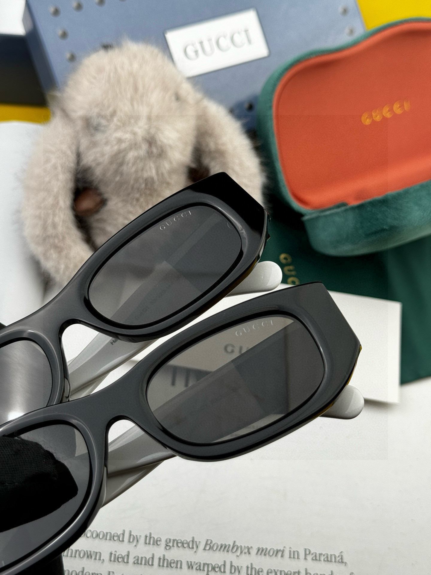   GUCCI2025开春新款一体镜 大框太阳镜男女同款 😎 
爆款小框尼龙太阳镜 超逼格超酷 
镜腿品