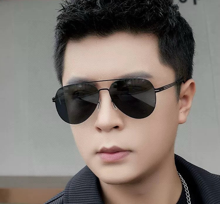      GUCC* 2025新款男女情侣款太阳iP电镀永不褪色 卖点：超轻超有弹性整幅眼镜无螺丝重要的