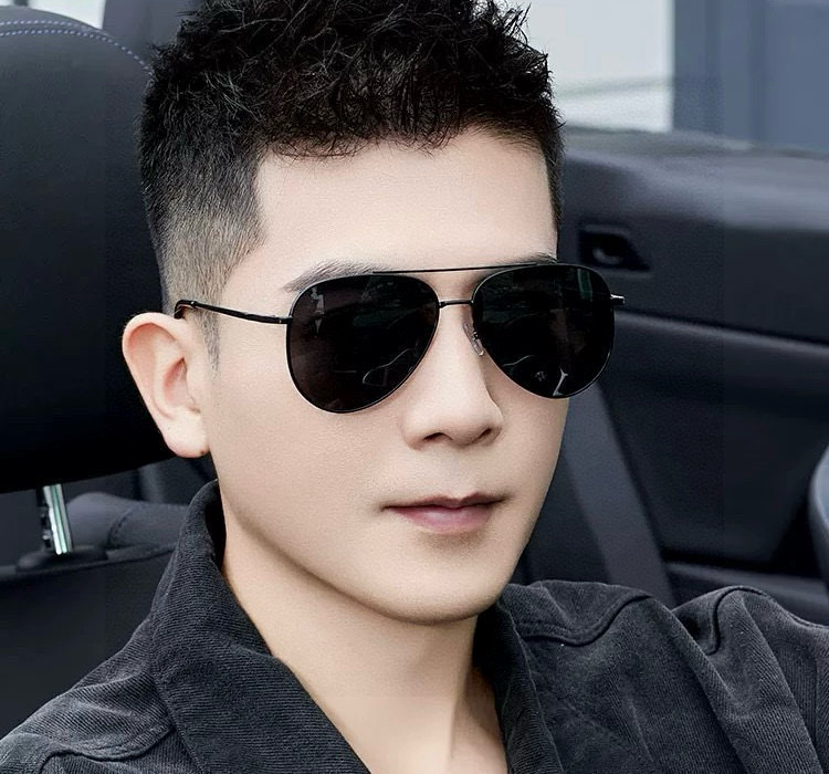       LV 男款炫彩飞行员偏光太阳镜 ❤️材质：高清尼龙加厚卡槽高清偏光镜片 🌹无边框镜架💕颜👍型