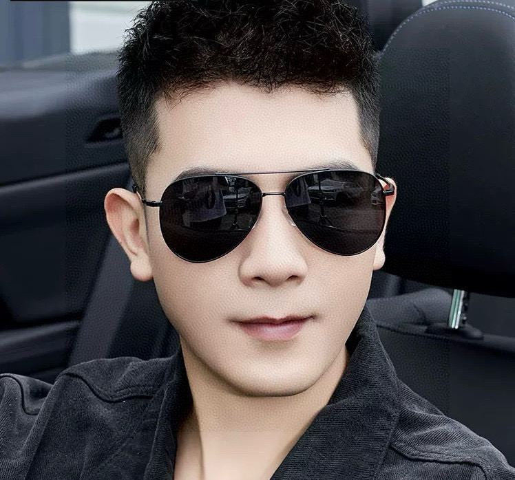       LV 男款炫彩飞行员偏光太阳镜 ❤️材质：高清尼龙加厚卡槽高清偏光镜片 🌹无边框镜架💕颜👍型