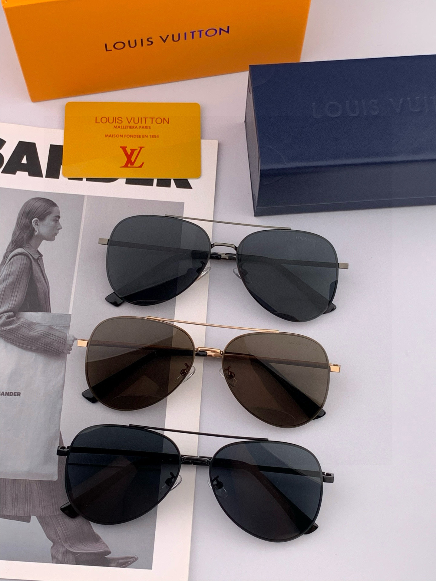       LV 男款炫彩飞行员偏光太阳镜 ❤️材质：高清尼龙加厚卡槽高清偏光镜片 🌹无边框镜架💕颜👍型