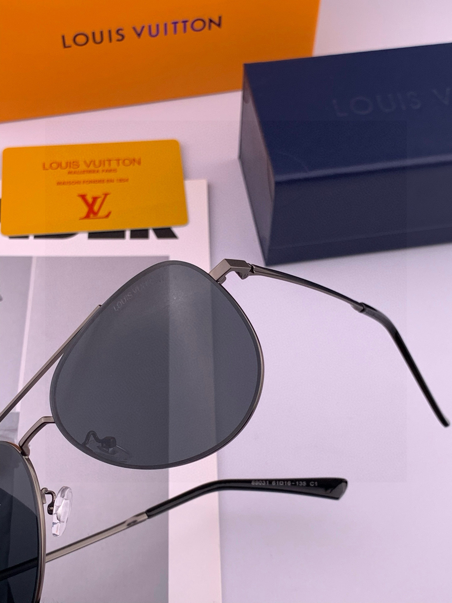       LV 男款炫彩飞行员偏光太阳镜 ❤️材质：高清尼龙加厚卡槽高清偏光镜片 🌹无边框镜架💕颜👍型