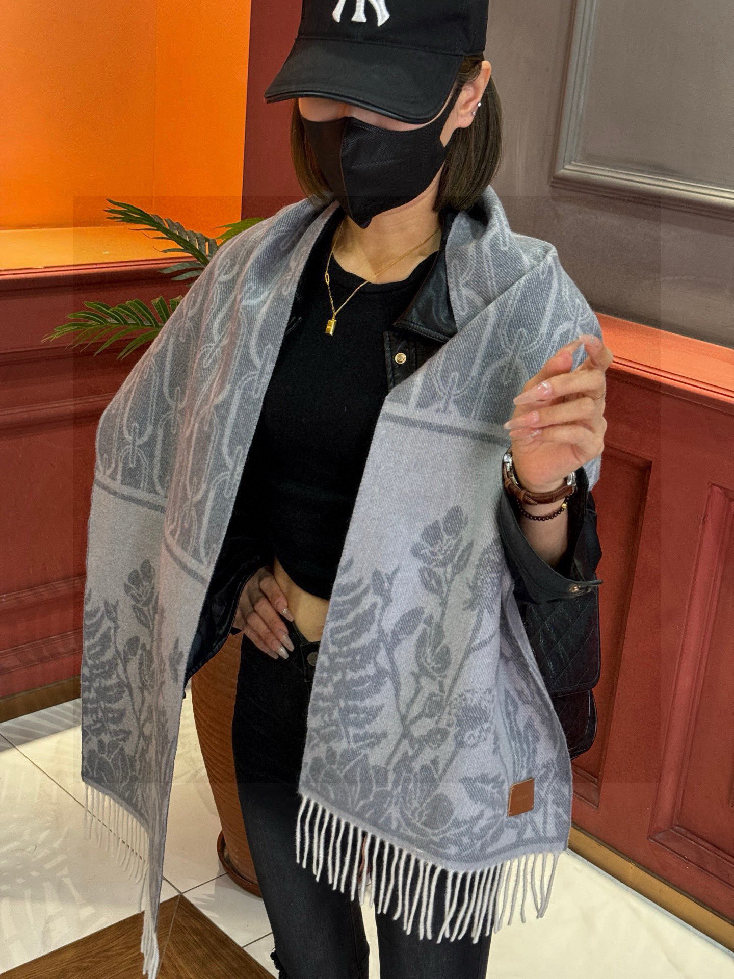   爱马仕👍巴黎时装展商务男士女士羊绒围巾。代工厂臻选上乘的超细羊绒纤维 进行纯手工精梳处理 耗时耗力 