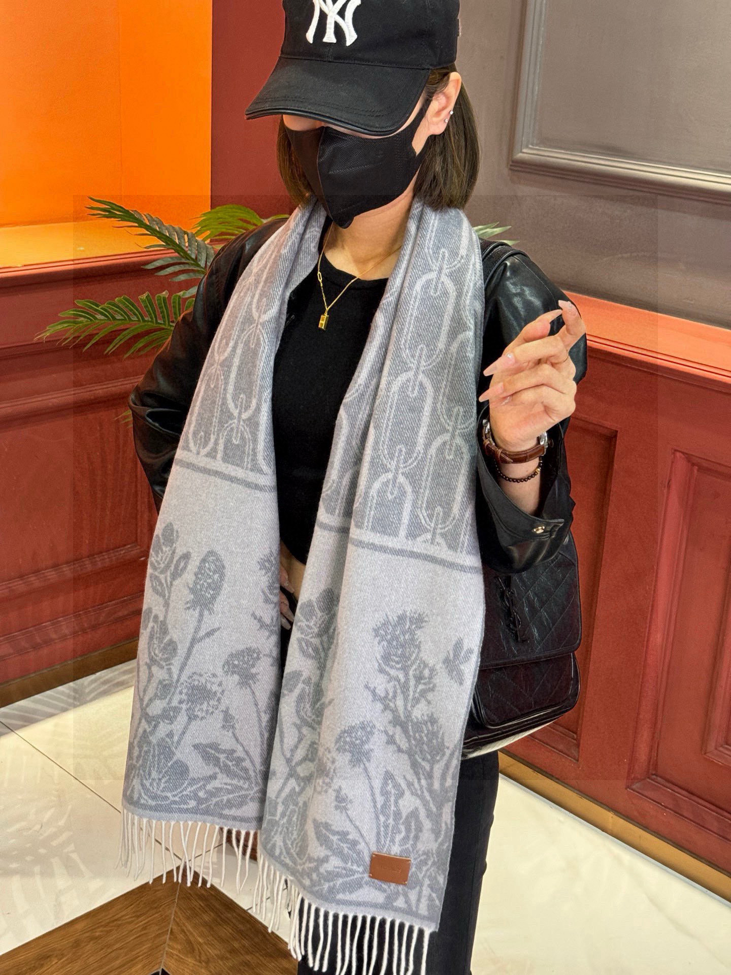   爱马仕👍巴黎时装展商务男士女士羊绒围巾。代工厂臻选上乘的超细羊绒纤维 进行纯手工精梳处理 耗时耗力 