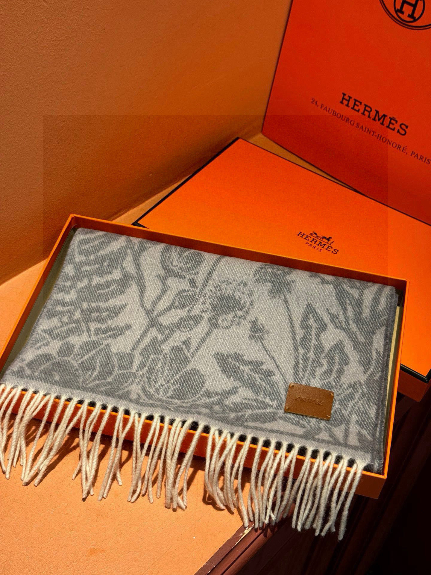   爱马仕👍巴黎时装展商务男士女士羊绒围巾。代工厂臻选上乘的超细羊绒纤维 进行纯手工精梳处理 耗时耗力 