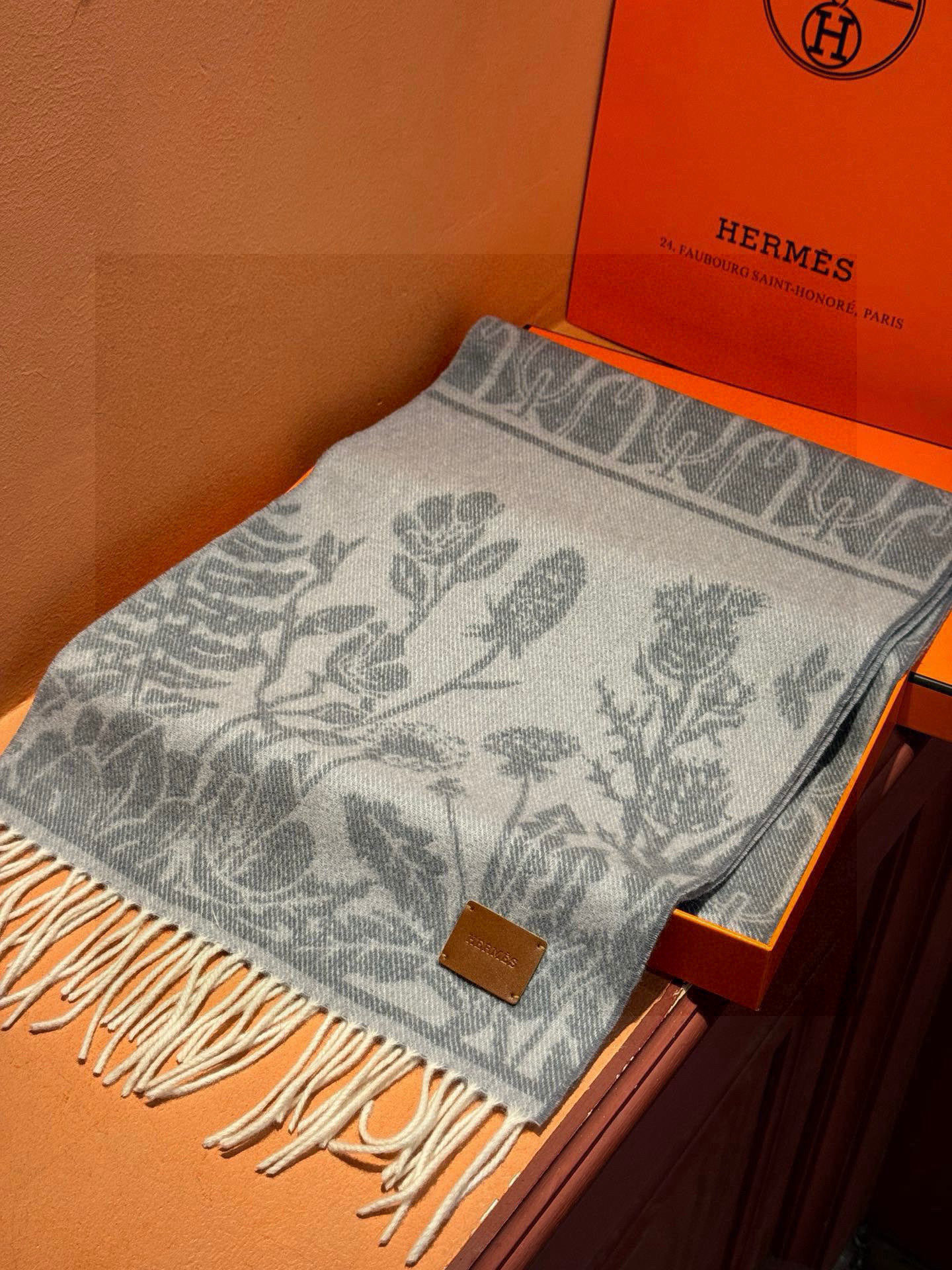   爱马仕👍巴黎时装展商务男士女士羊绒围巾。代工厂臻选上乘的超细羊绒纤维 进行纯手工精梳处理 耗时耗力 