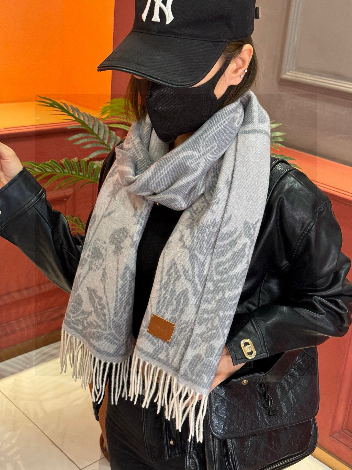   爱马仕👍巴黎时装展商务男士女士羊绒围巾。代工厂臻选上乘的超细羊绒纤维 进行纯手工精梳处理 耗时耗力 