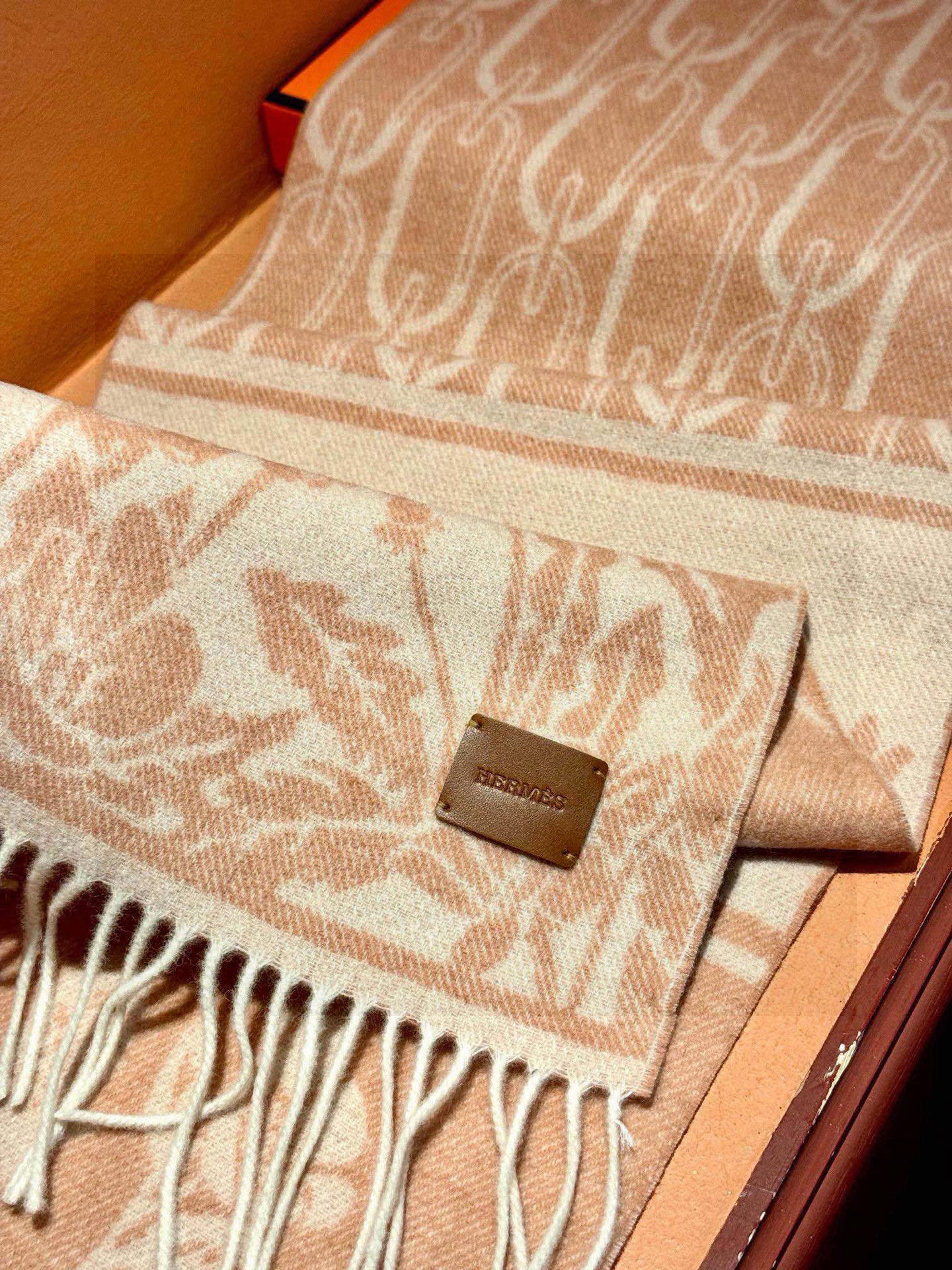   爱马仕👍巴黎时装展商务男士女士羊绒围巾。代工厂臻选上乘的超细羊绒纤维 进行纯手工精梳处理 耗时耗力 