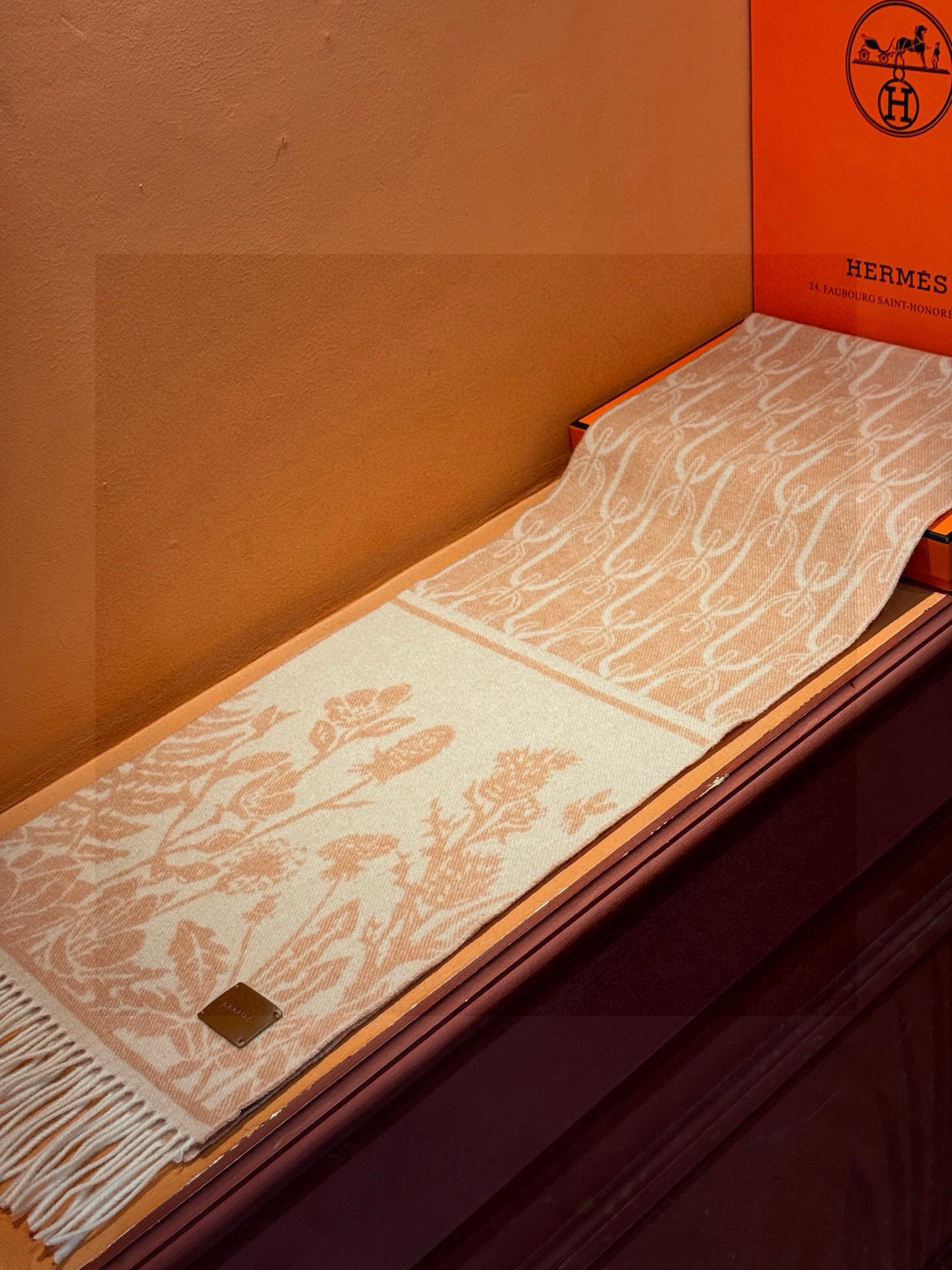   爱马仕👍巴黎时装展商务男士女士羊绒围巾。代工厂臻选上乘的超细羊绒纤维 进行纯手工精梳处理 耗时耗力 