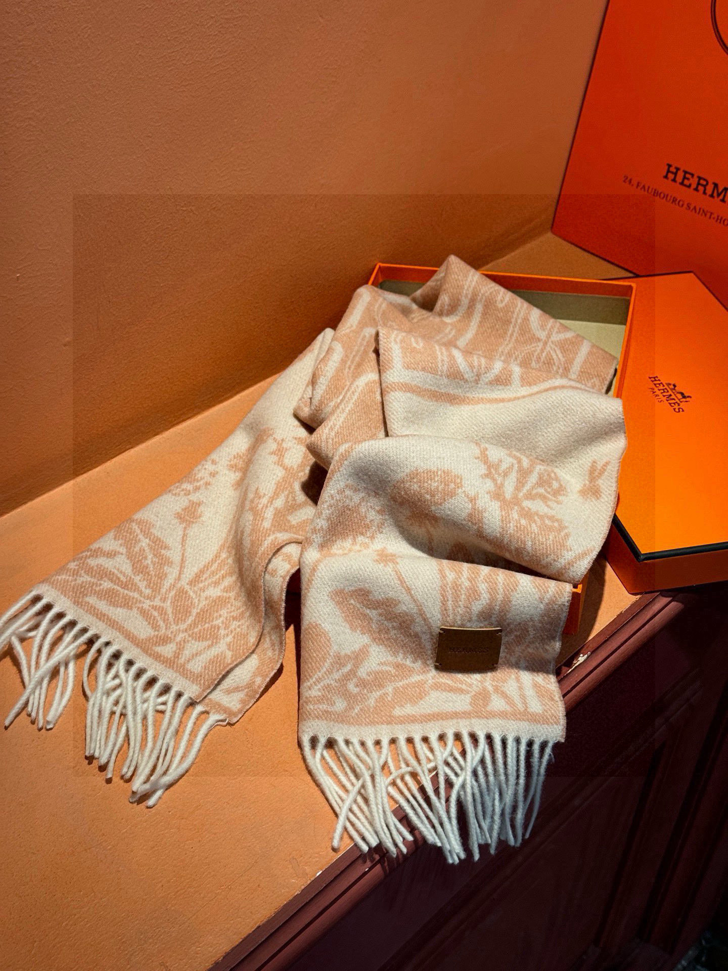   爱马仕👍巴黎时装展商务男士女士羊绒围巾。代工厂臻选上乘的超细羊绒纤维 进行纯手工精梳处理 耗时耗力 
