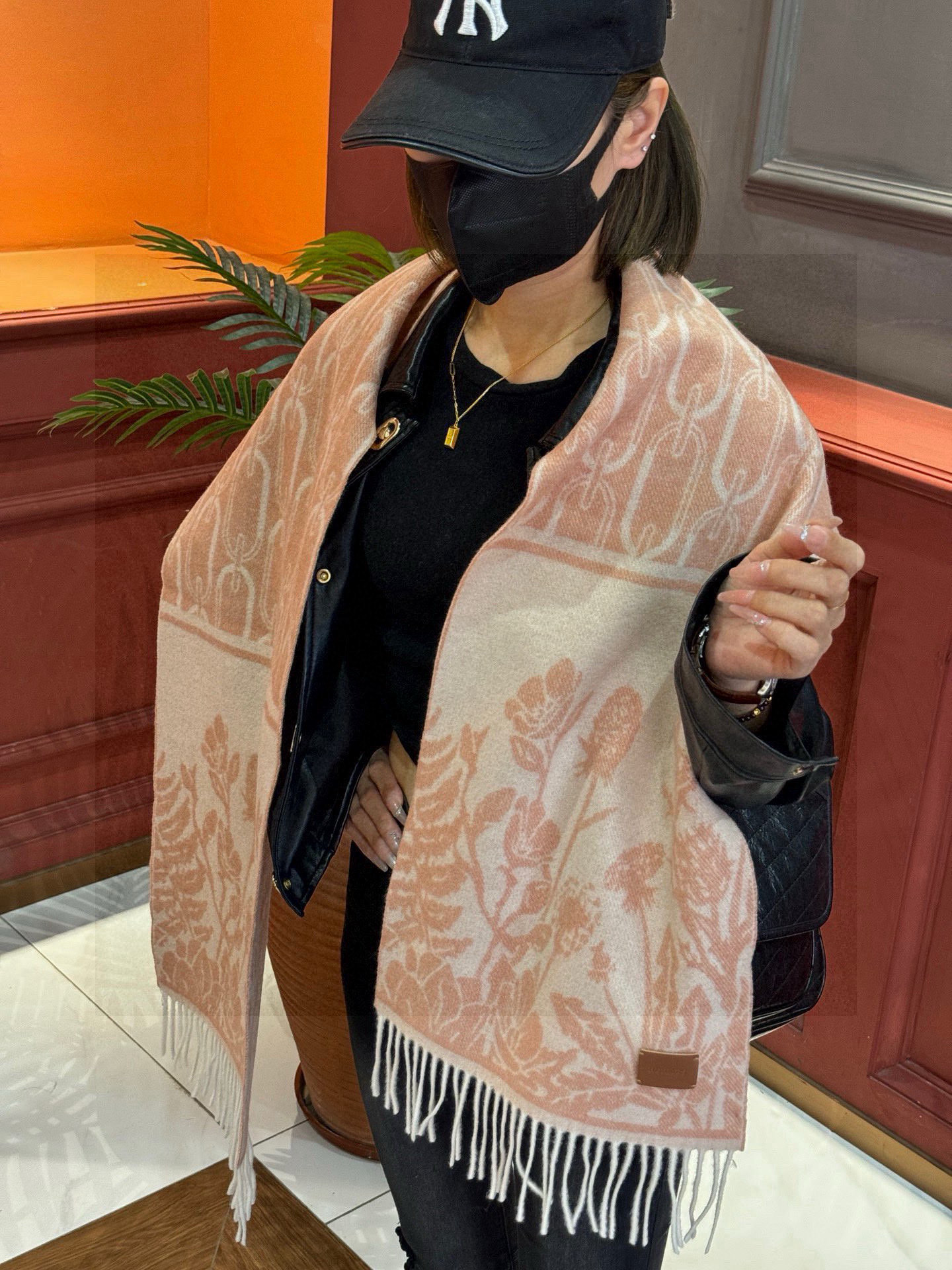   爱马仕👍巴黎时装展商务男士女士羊绒围巾。代工厂臻选上乘的超细羊绒纤维 进行纯手工精梳处理 耗时耗力 