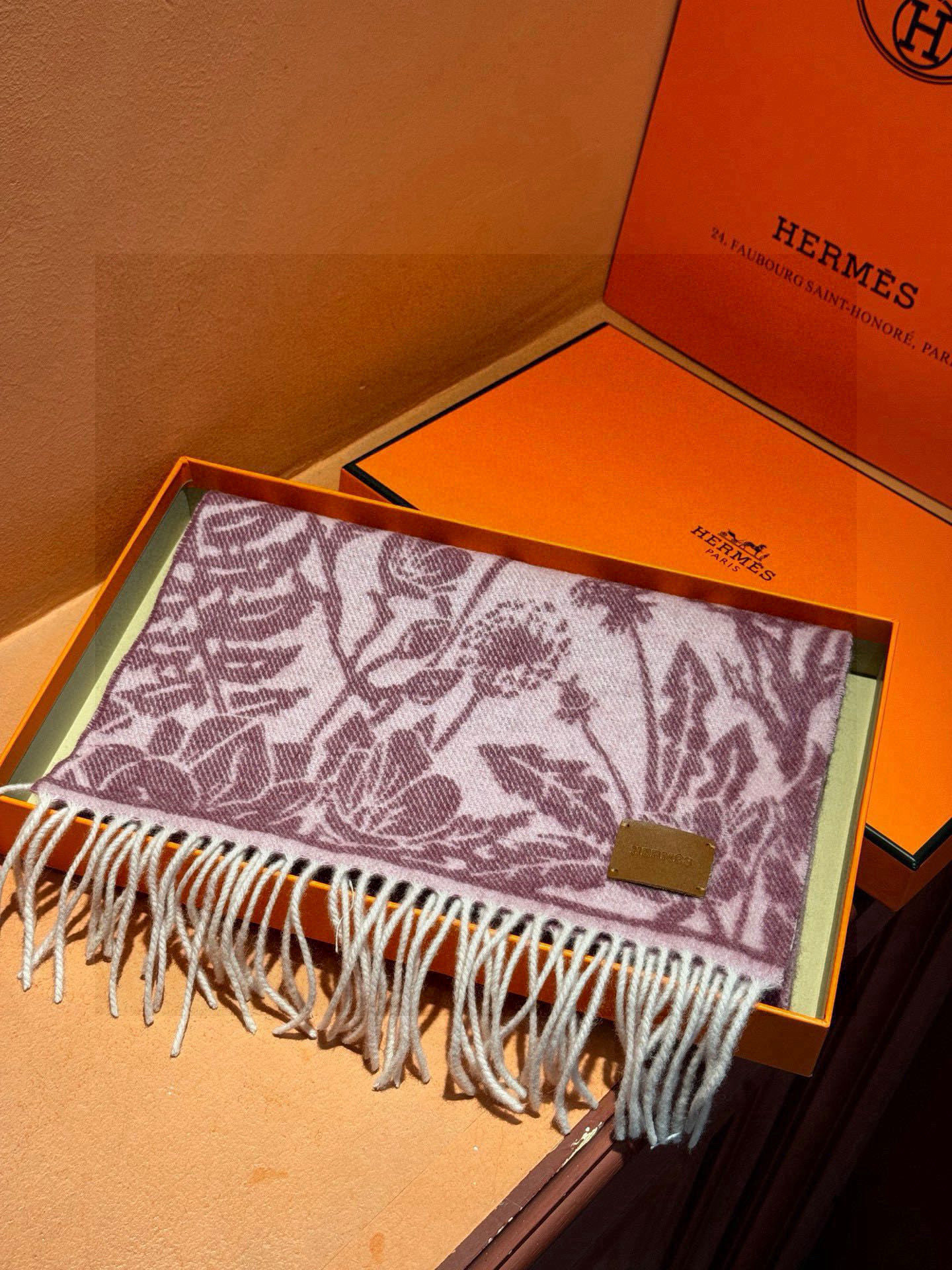   爱马仕👍巴黎时装展商务男士女士羊绒围巾。代工厂臻选上乘的超细羊绒纤维 进行纯手工精梳处理 耗时耗力 