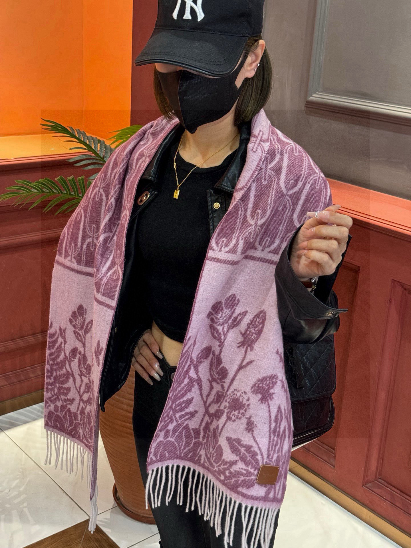   爱马仕👍巴黎时装展商务男士女士羊绒围巾。代工厂臻选上乘的超细羊绒纤维 进行纯手工精梳处理 耗时耗力 