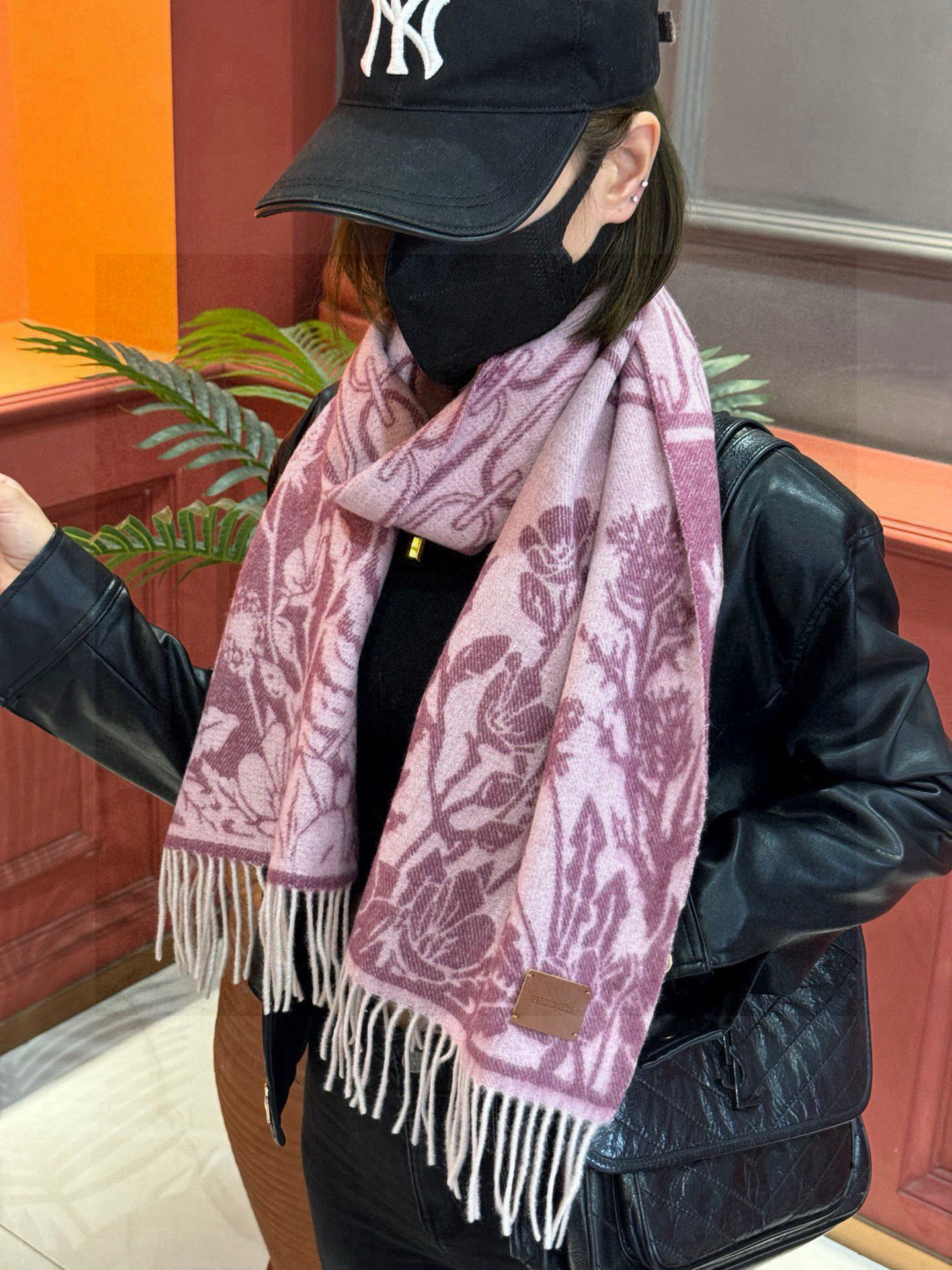   爱马仕👍巴黎时装展商务男士女士羊绒围巾。代工厂臻选上乘的超细羊绒纤维 进行纯手工精梳处理 耗时耗力 