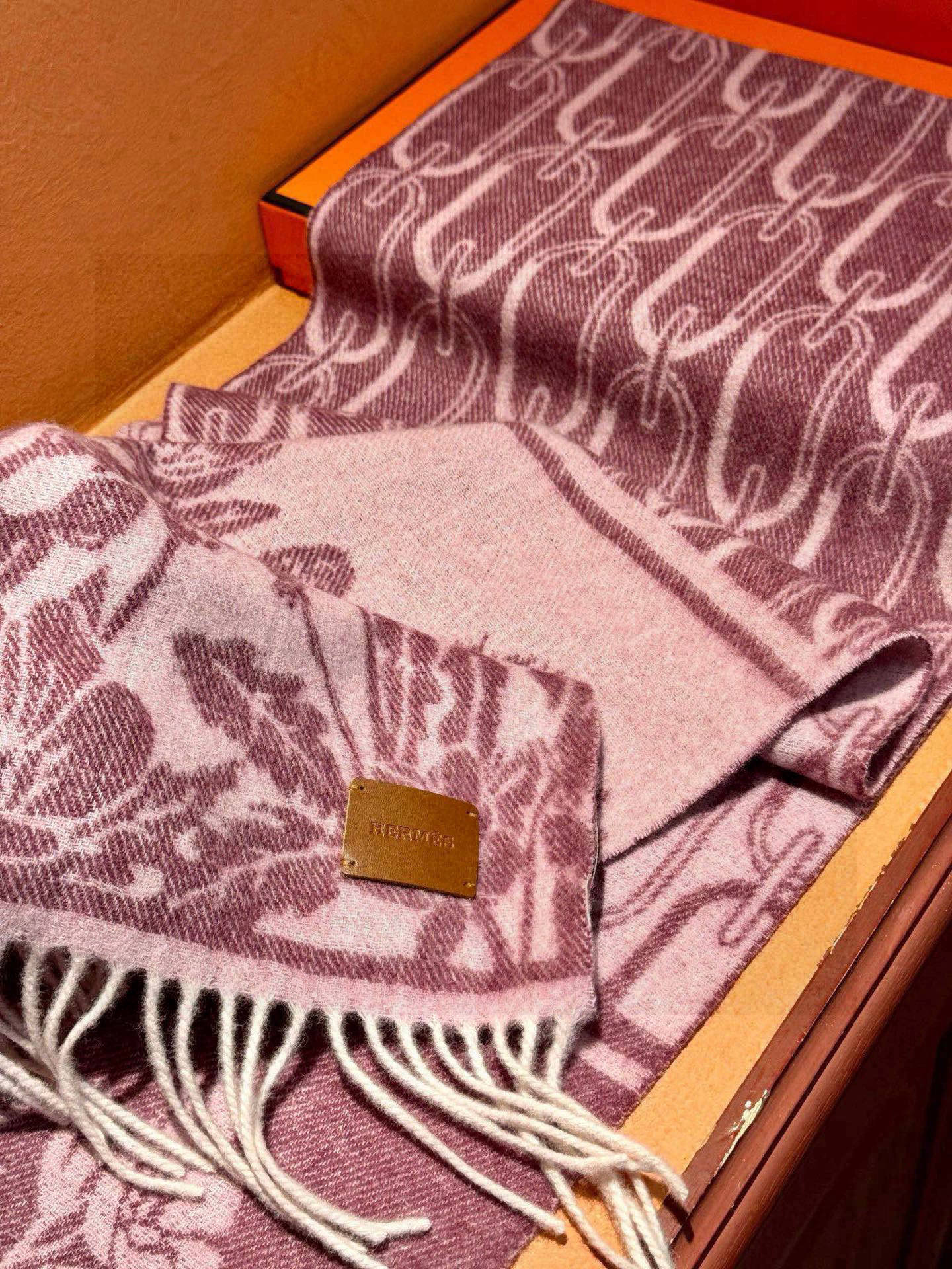   爱马仕👍巴黎时装展商务男士女士羊绒围巾。代工厂臻选上乘的超细羊绒纤维 进行纯手工精梳处理 耗时耗力 