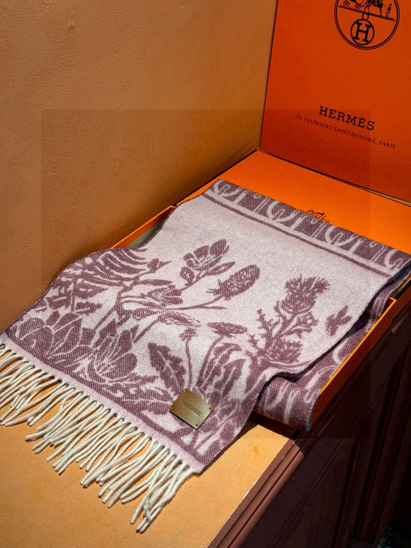   爱马仕👍巴黎时装展商务男士女士羊绒围巾。代工厂臻选上乘的超细羊绒纤维 进行纯手工精梳处理 耗时耗力 