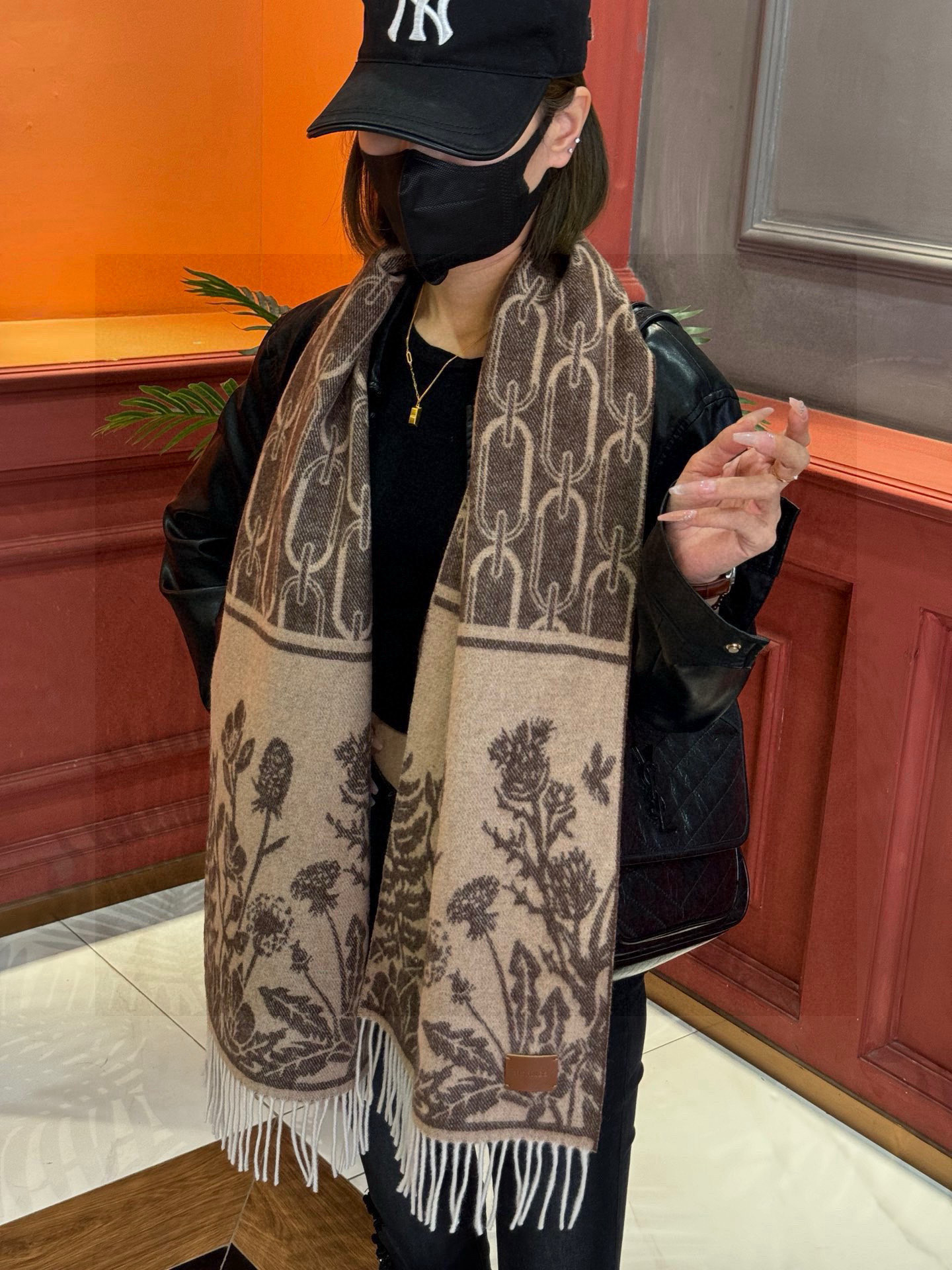   爱马仕👍巴黎时装展商务男士女士羊绒围巾。代工厂臻选上乘的超细羊绒纤维 进行纯手工精梳处理 耗时耗力 