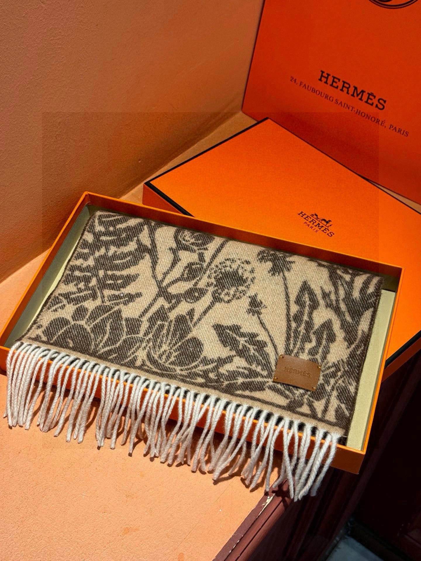   爱马仕👍巴黎时装展商务男士女士羊绒围巾。代工厂臻选上乘的超细羊绒纤维 进行纯手工精梳处理 耗时耗力 