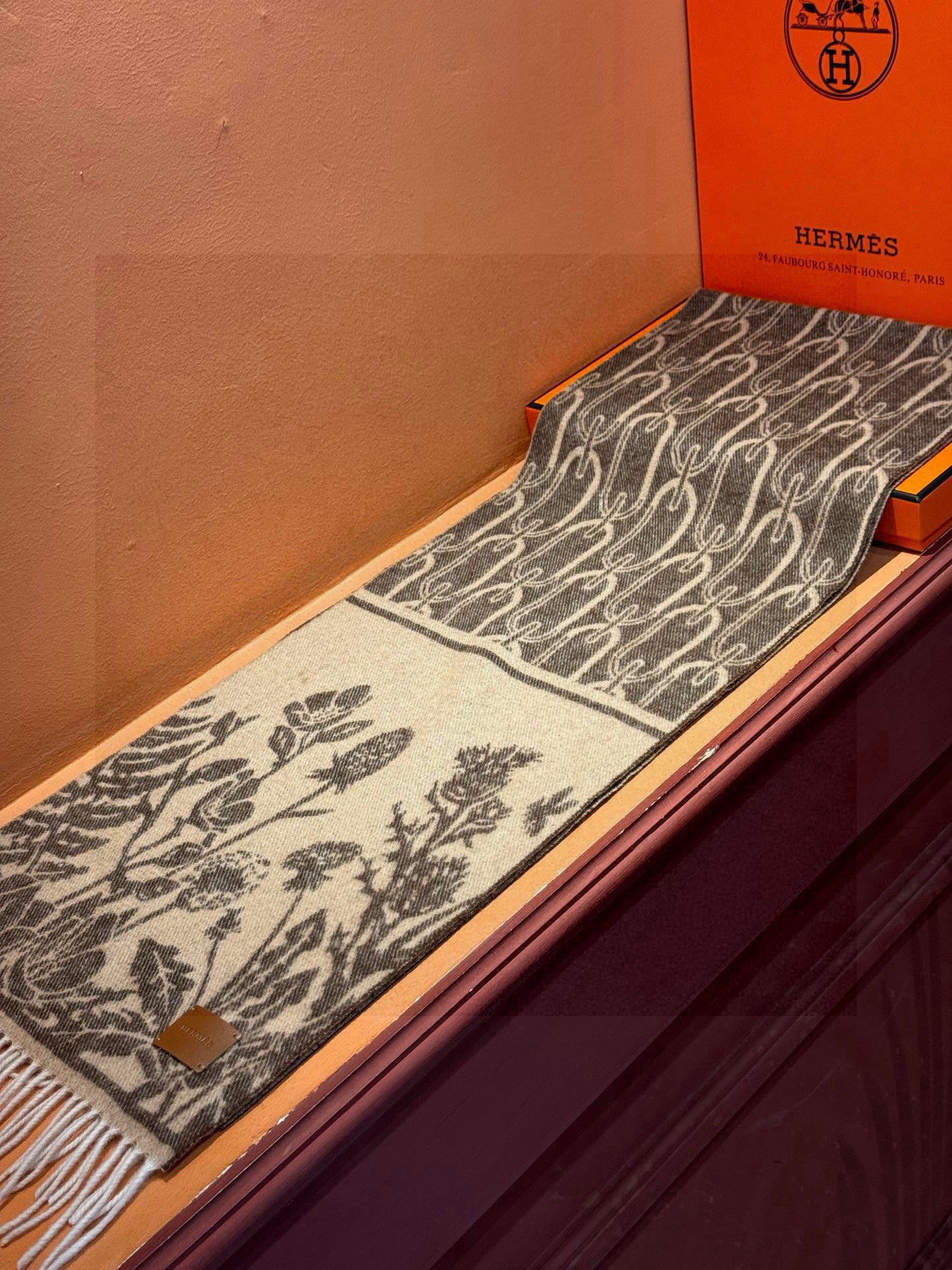   爱马仕👍巴黎时装展商务男士女士羊绒围巾。代工厂臻选上乘的超细羊绒纤维 进行纯手工精梳处理 耗时耗力 