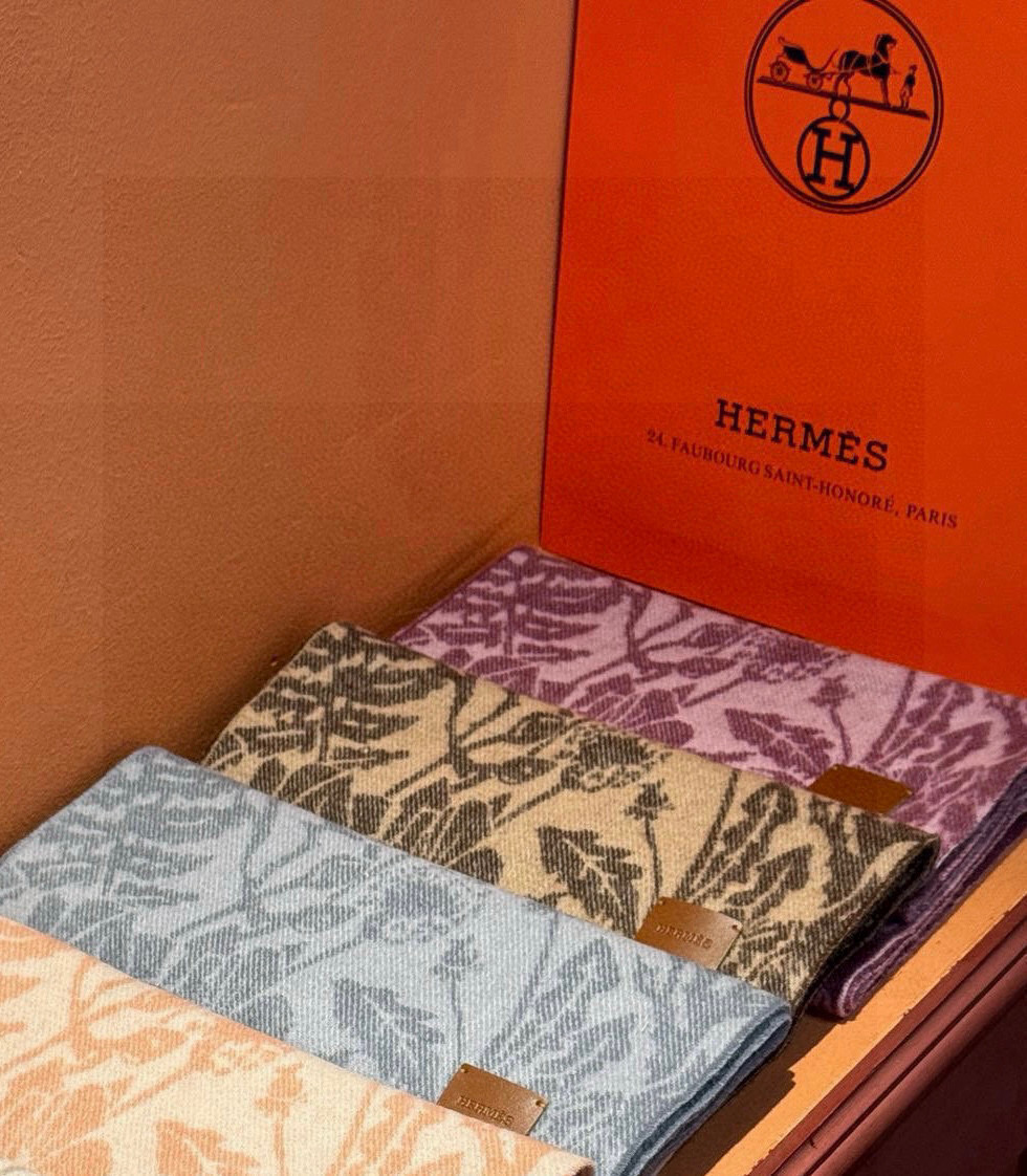   爱马仕👍巴黎时装展商务男士女士羊绒围巾。代工厂臻选上乘的超细羊绒纤维 进行纯手工精梳处理 耗时耗力 