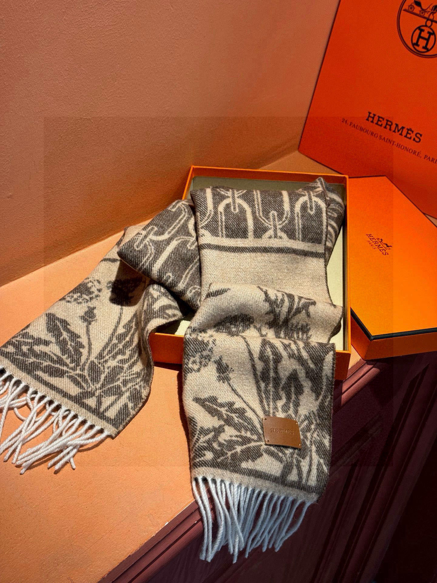   爱马仕👍巴黎时装展商务男士女士羊绒围巾。代工厂臻选上乘的超细羊绒纤维 进行纯手工精梳处理 耗时耗力 