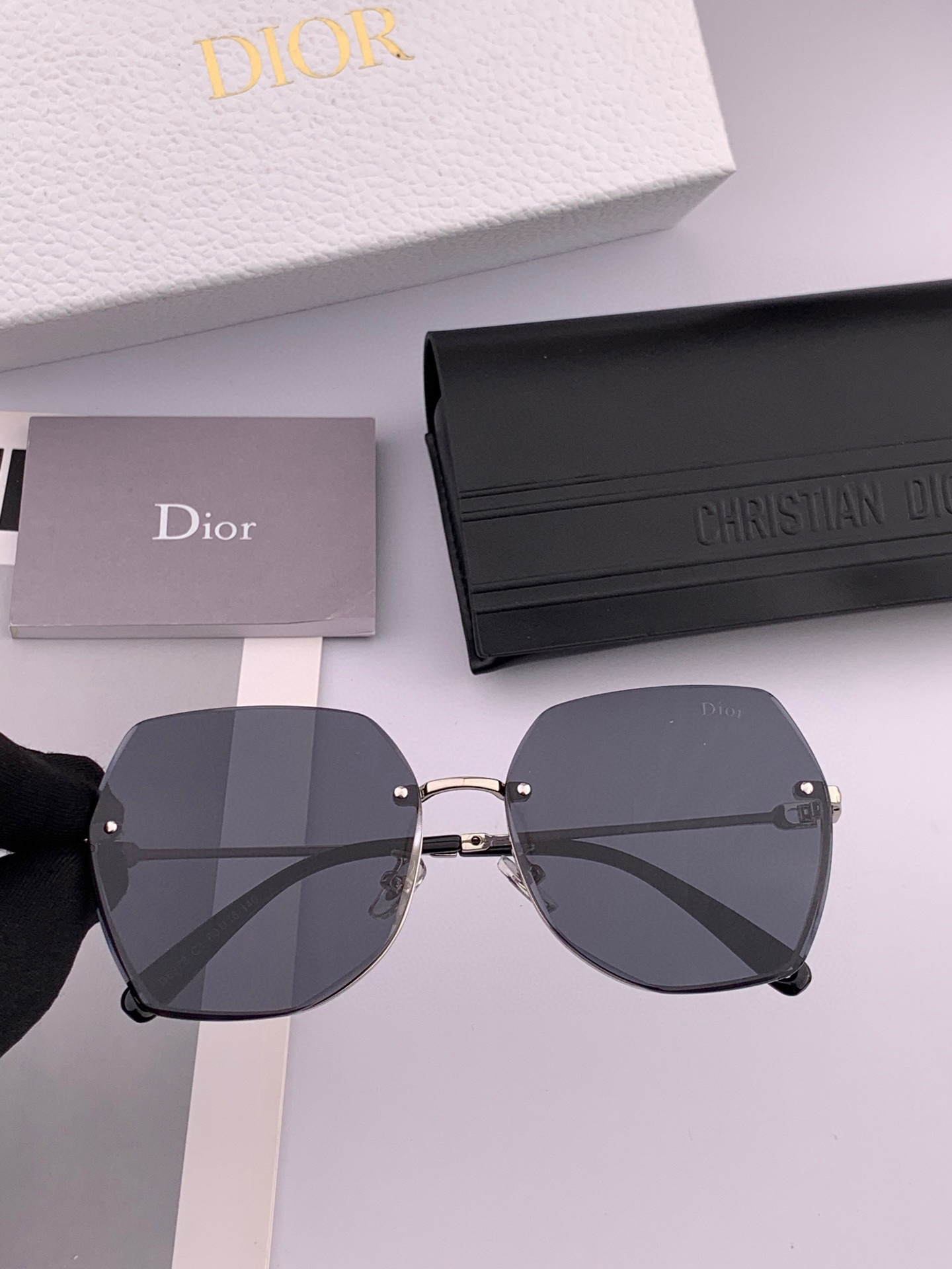 【尼龙偏光系列】DIOR无框太阳镜墨多边形设计，不挑脸型，无论搭配大衣还是连衣裙都非常显气质尼龙偏光镜片