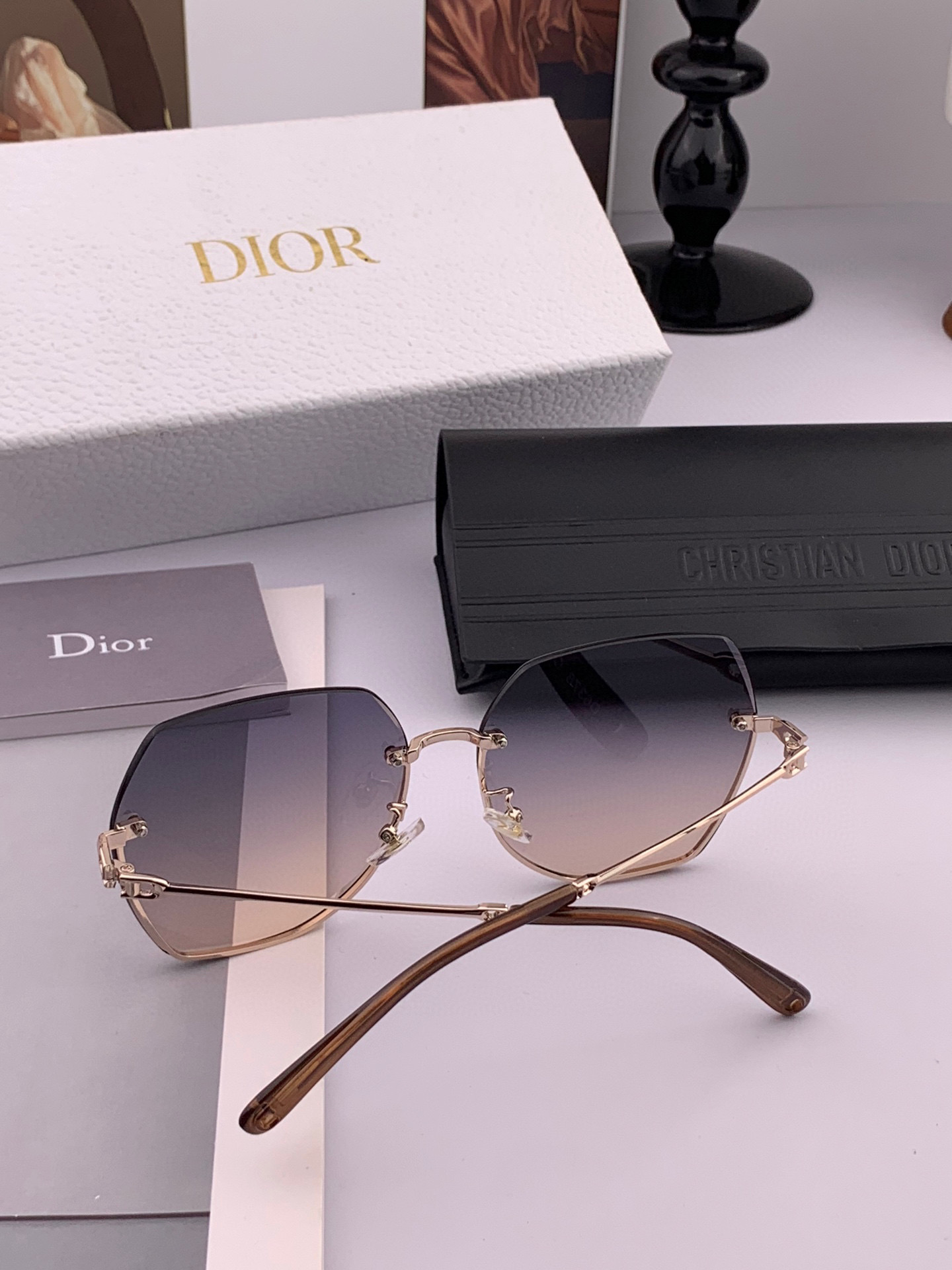 【尼龙偏光系列】DIOR无框太阳镜墨多边形设计，不挑脸型，无论搭配大衣还是连衣裙都非常显气质尼龙偏光镜片