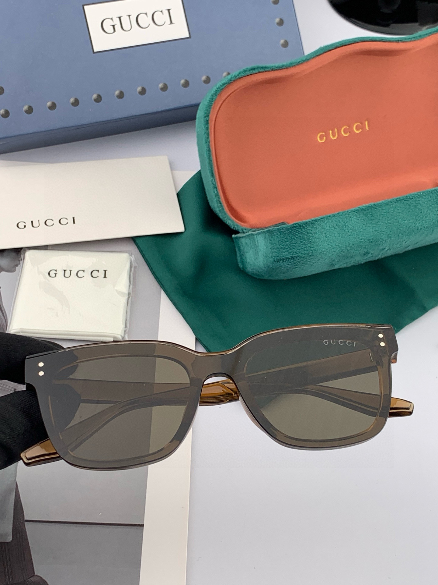   GUCCI  新款连体尼龙偏光太眼镜，情侣款时尚方框太阳镜佩戴舒适网红潮流款墨镜，大气女人范儿，大脸