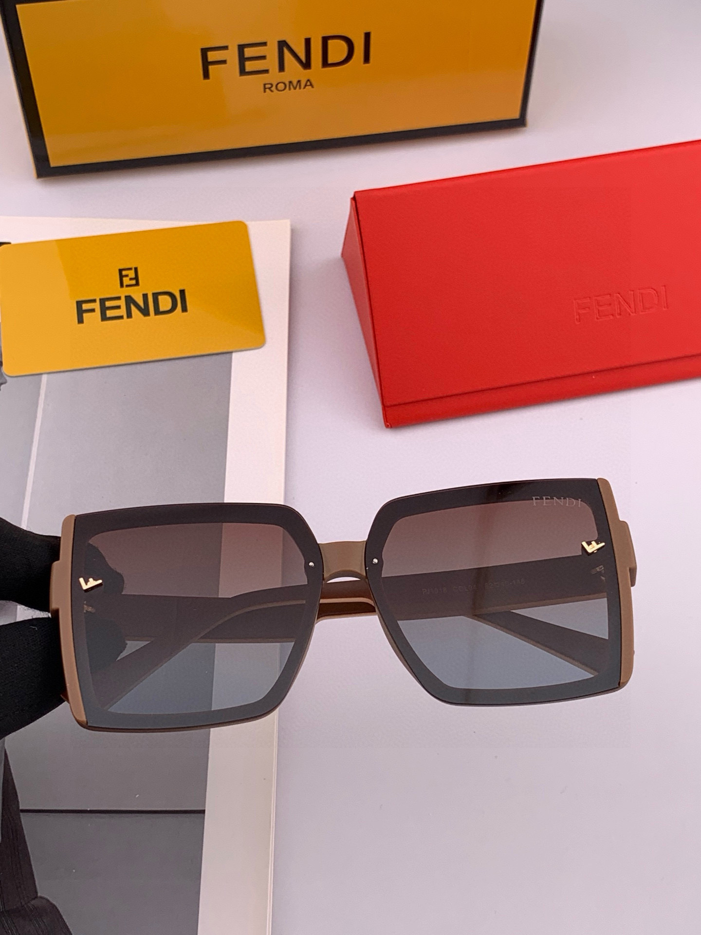 🔺 【芬迪】2025开春新款 潮流爆款 时尚方框偏光太阳镜 高品质 佩戴舒适 网红潮款墨镜 女士高清偏光