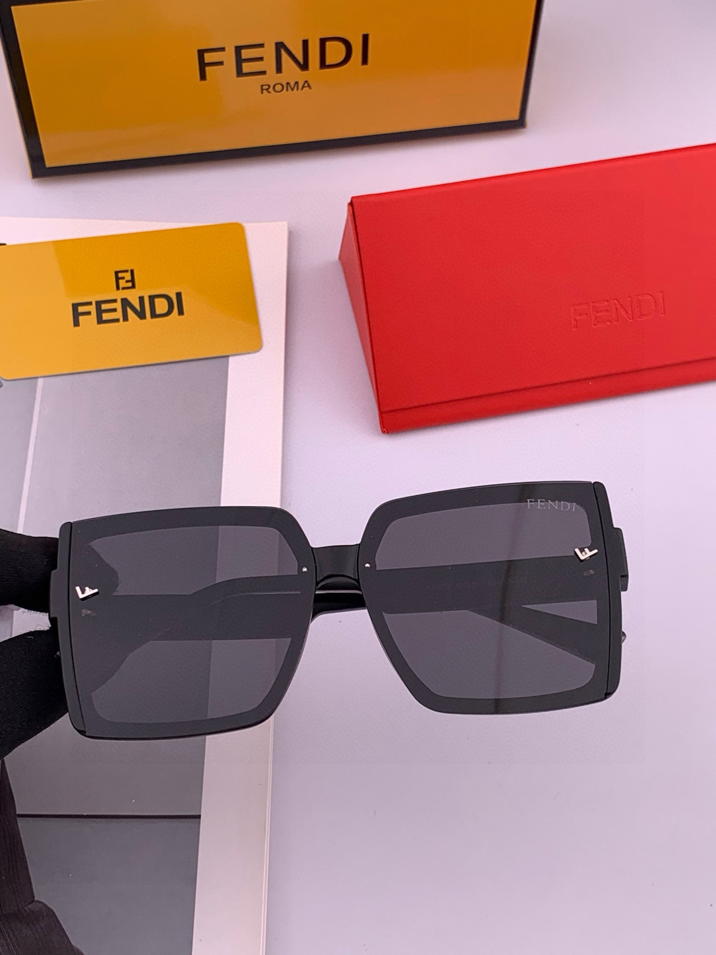 🔺 【芬迪】2025开春新款 潮流爆款 时尚方框偏光太阳镜 高品质 佩戴舒适 网红潮款墨镜 女士高清偏光