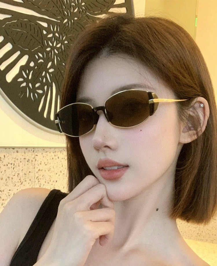   🔺 Gucci 🔻2025官方新款 众多明星同款色‼️‼️新款大框偏光墨镜 🌈🌈宝丽来超清加厚太阳镜