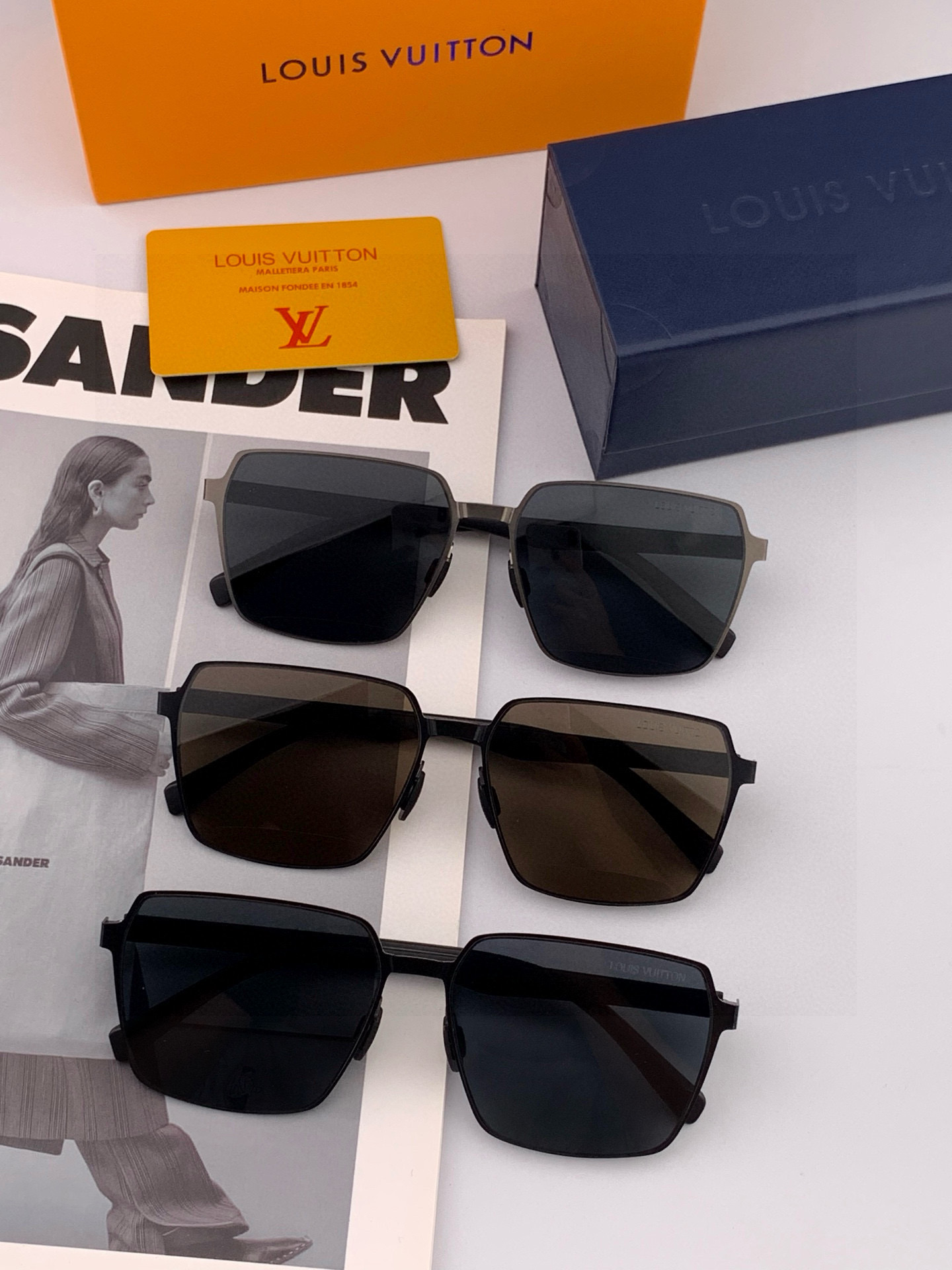       LV 男款炫彩飞行员偏光太阳镜 ❤️材质：高清尼龙加厚卡槽高清偏光镜片 🌹无边框镜架💕颜👍型