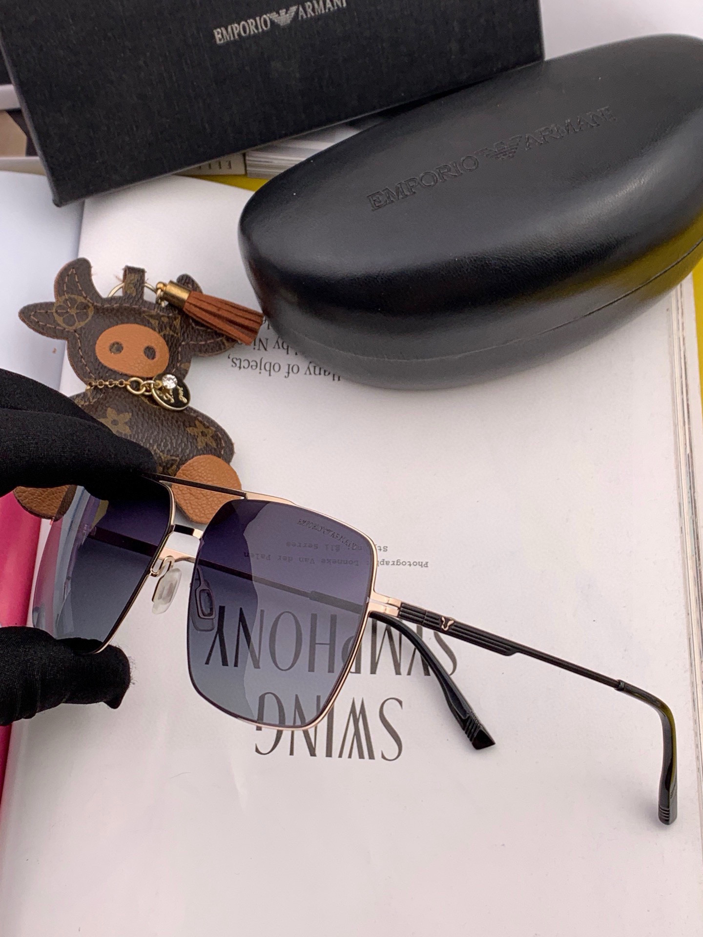        阿玛尼男款炫彩飞行员偏光太阳镜 ❤️材质：高清尼龙加厚卡槽高清偏光镜片 🌹无边框镜架💕颜👍