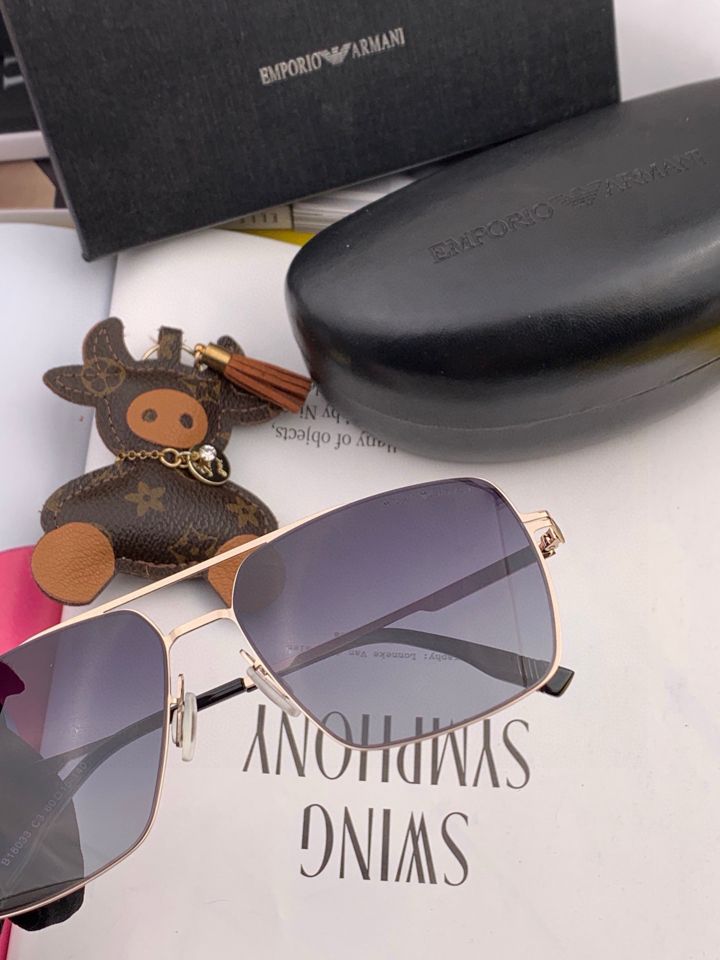        阿玛尼男款炫彩飞行员偏光太阳镜 ❤️材质：高清尼龙加厚卡槽高清偏光镜片 🌹无边框镜架💕颜👍