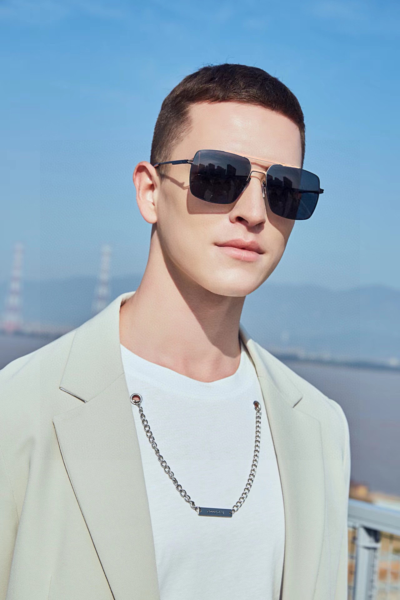        阿玛尼男款炫彩飞行员偏光太阳镜 ❤️材质：高清尼龙加厚卡槽高清偏光镜片 🌹无边框镜架💕颜👍