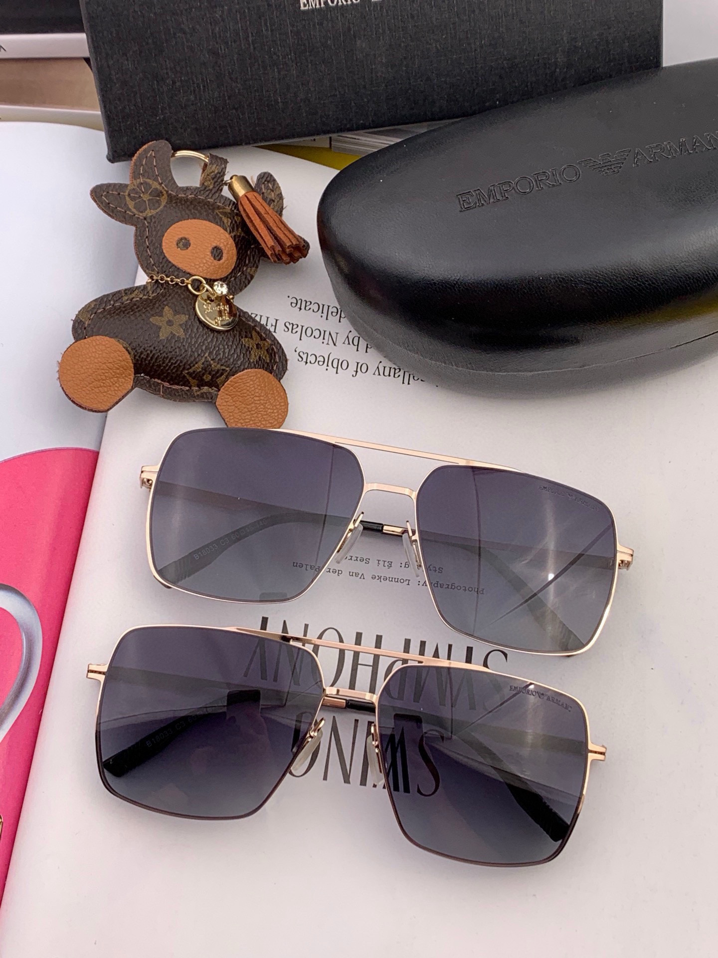        阿玛尼男款炫彩飞行员偏光太阳镜 ❤️材质：高清尼龙加厚卡槽高清偏光镜片 🌹无边框镜架💕颜👍
