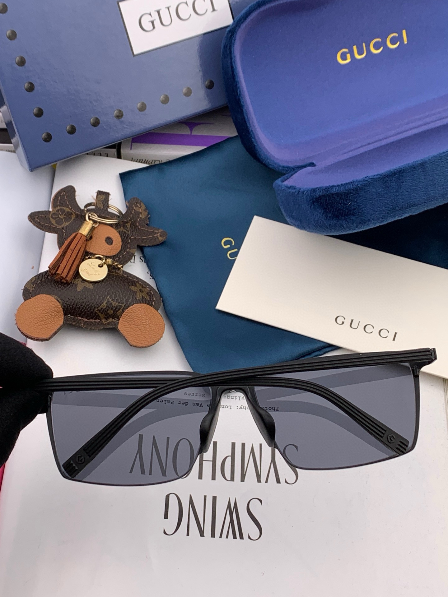        GUCCI 男款炫彩飞行员偏光太阳镜 ❤️材质：高清尼龙加厚卡槽高清偏光镜片 🌹无边框镜架