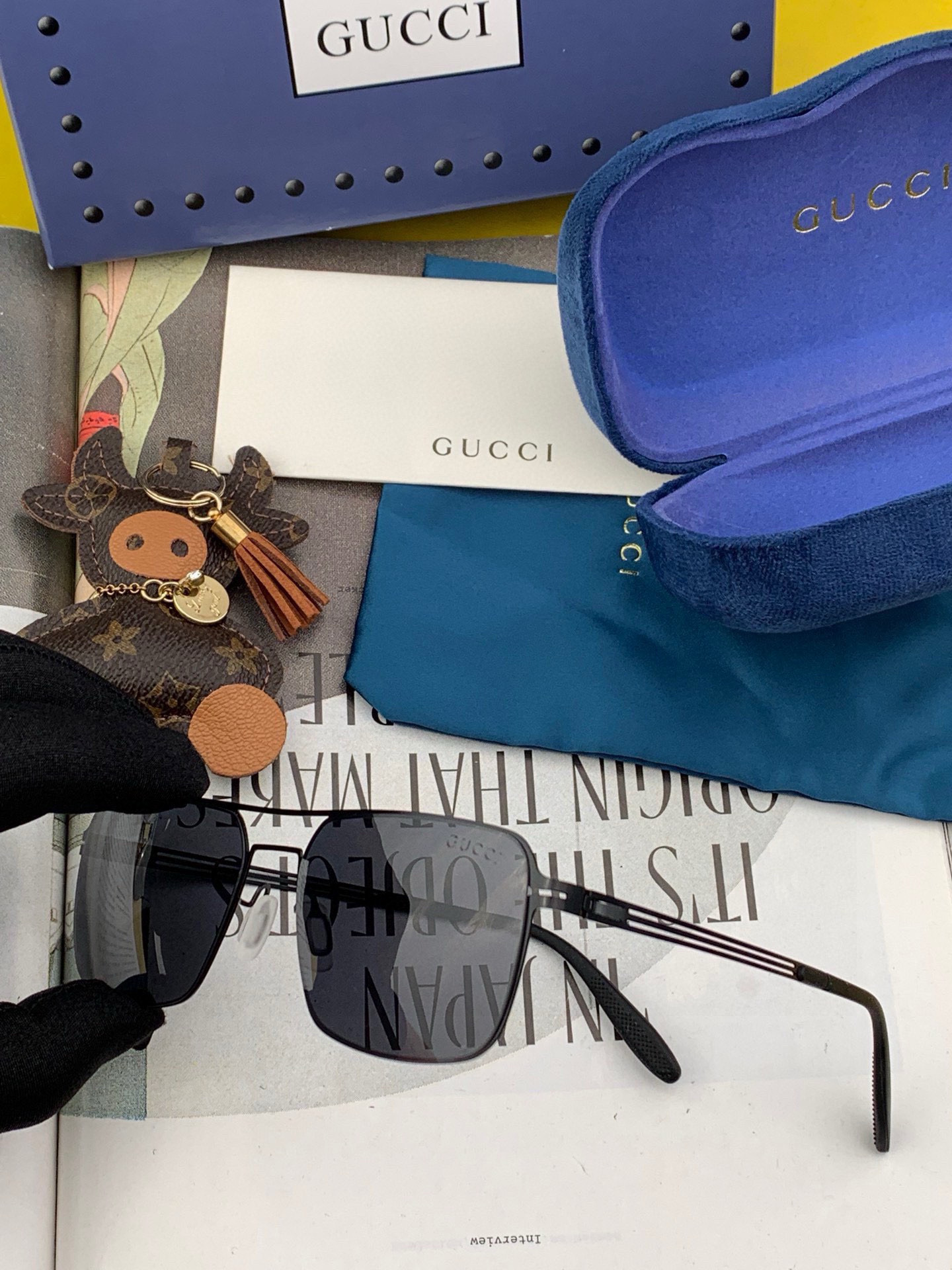       GUCC* 2025新款男女情侣款太阳iP电镀永不褪色 卖点：超轻超有弹性整幅眼镜无螺丝重要