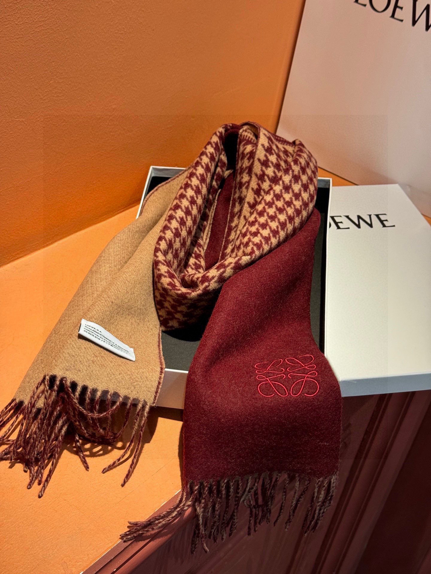   罗意威👍巴黎时装展商务男士女士通用双面羊绒披肩。代工厂臻选上乘的超细羊绒纤维 进行纯手工精梳处理 耗